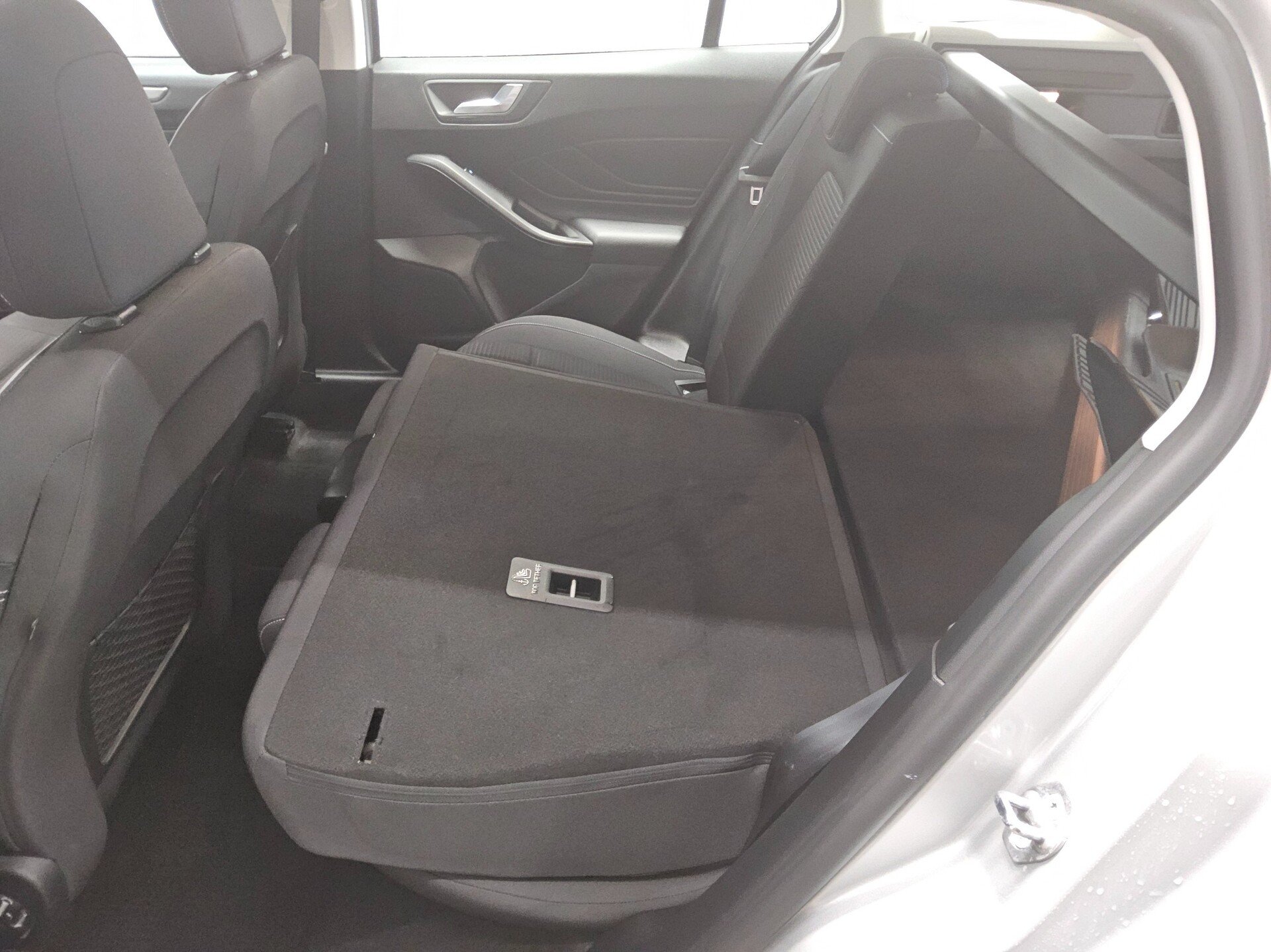 Ford Focus Turnier 1.0 EB Titanium Navi LED RFK PDC 12