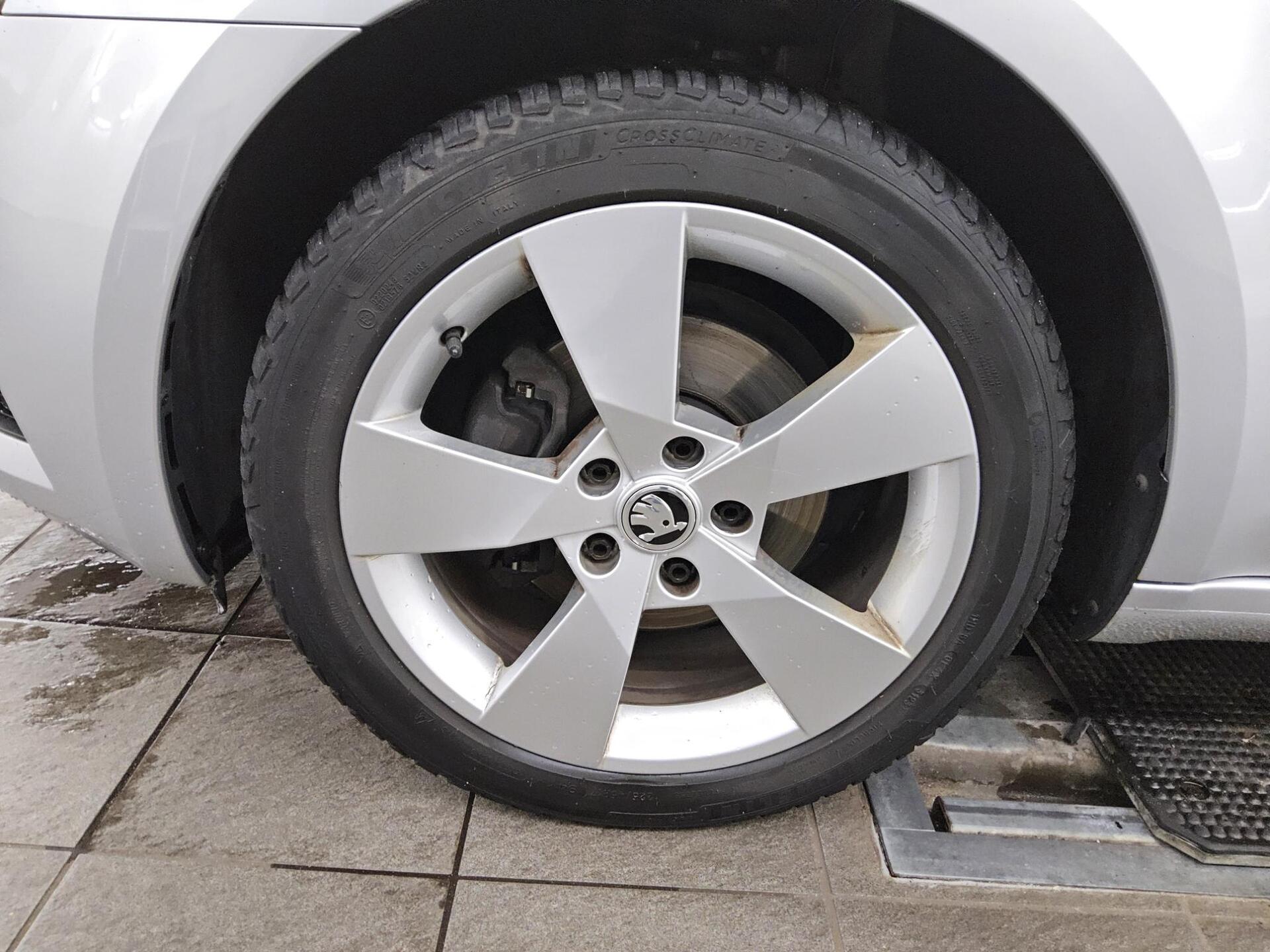 Skoda Octavia Kombi 2.0 TDI Clever Navi LED AHK 10