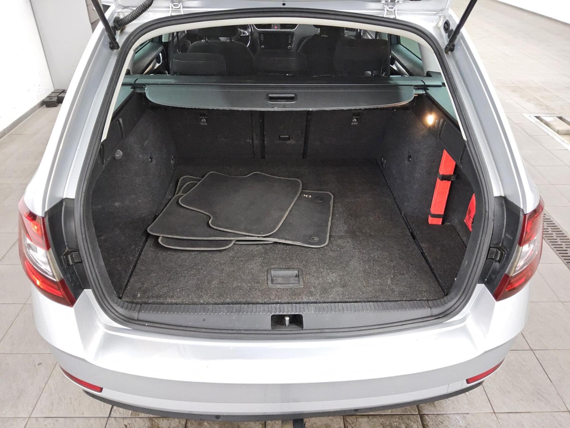 Skoda Octavia Kombi 2.0 TDI Clever Navi LED AHK 12