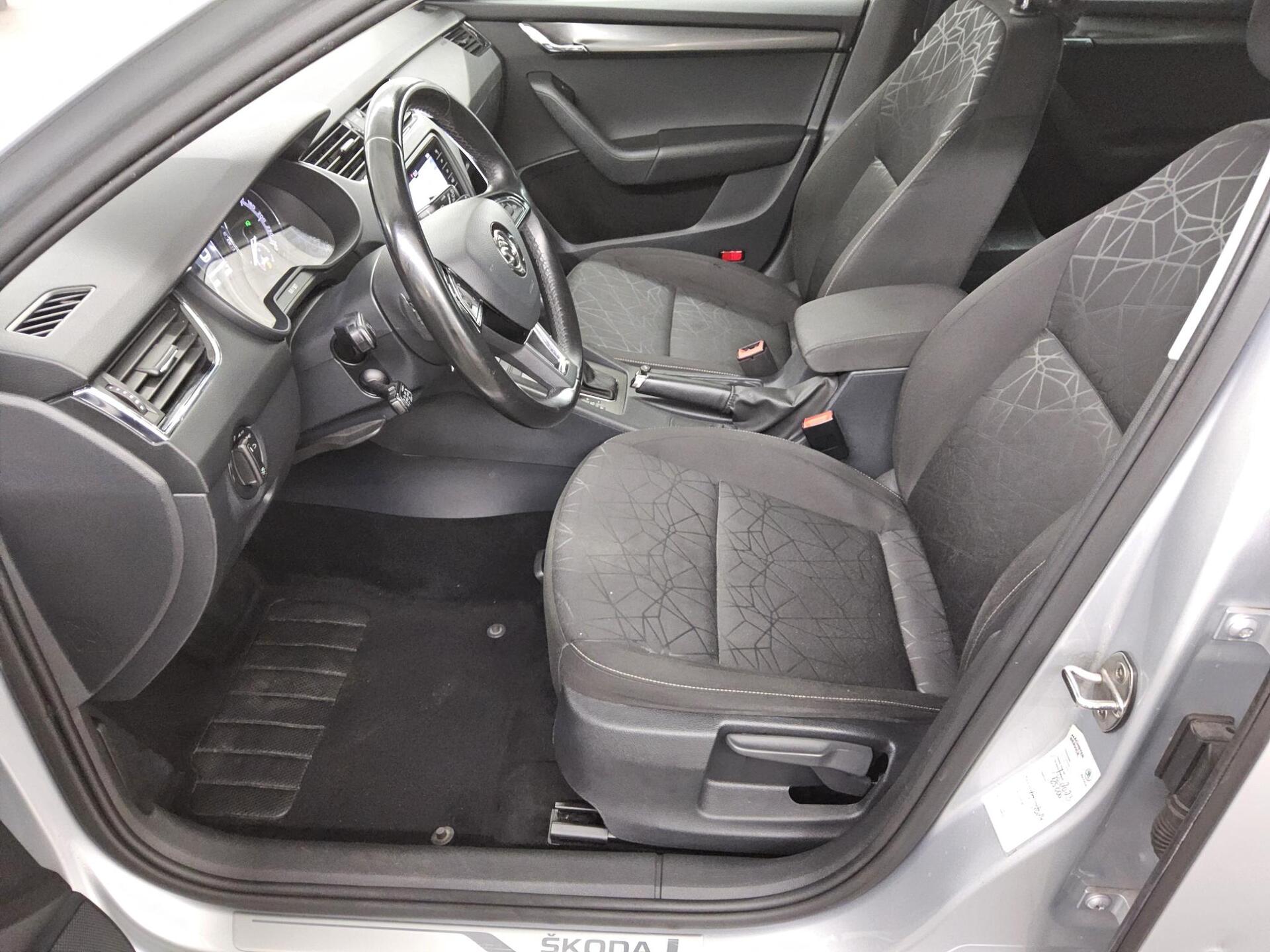 Skoda Octavia Kombi 2.0 TDI Clever Navi LED AHK 8