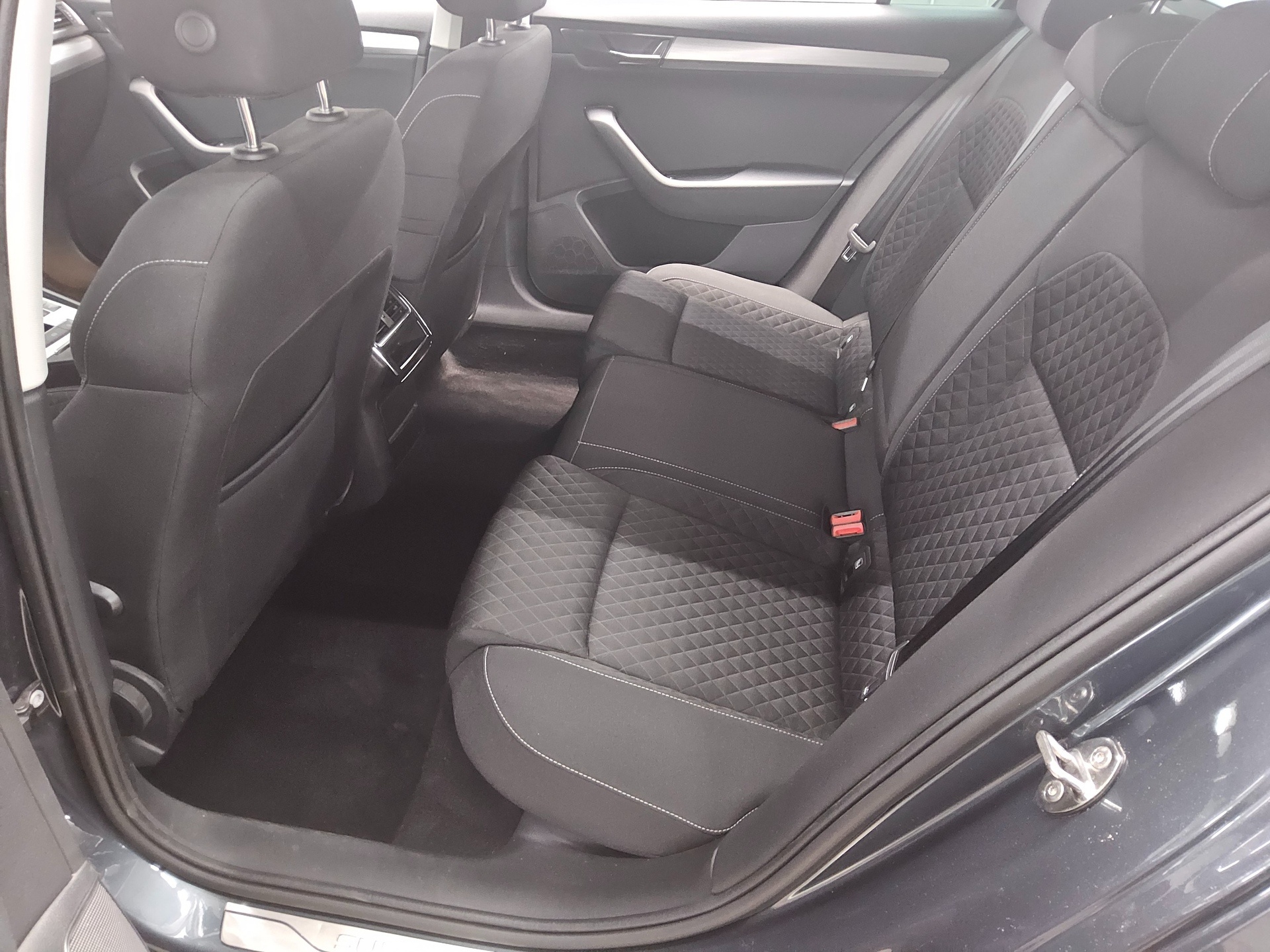 Skoda Superb Kombi 2.0 TDI Ambition Navi LED Virtual AHK ACC 13