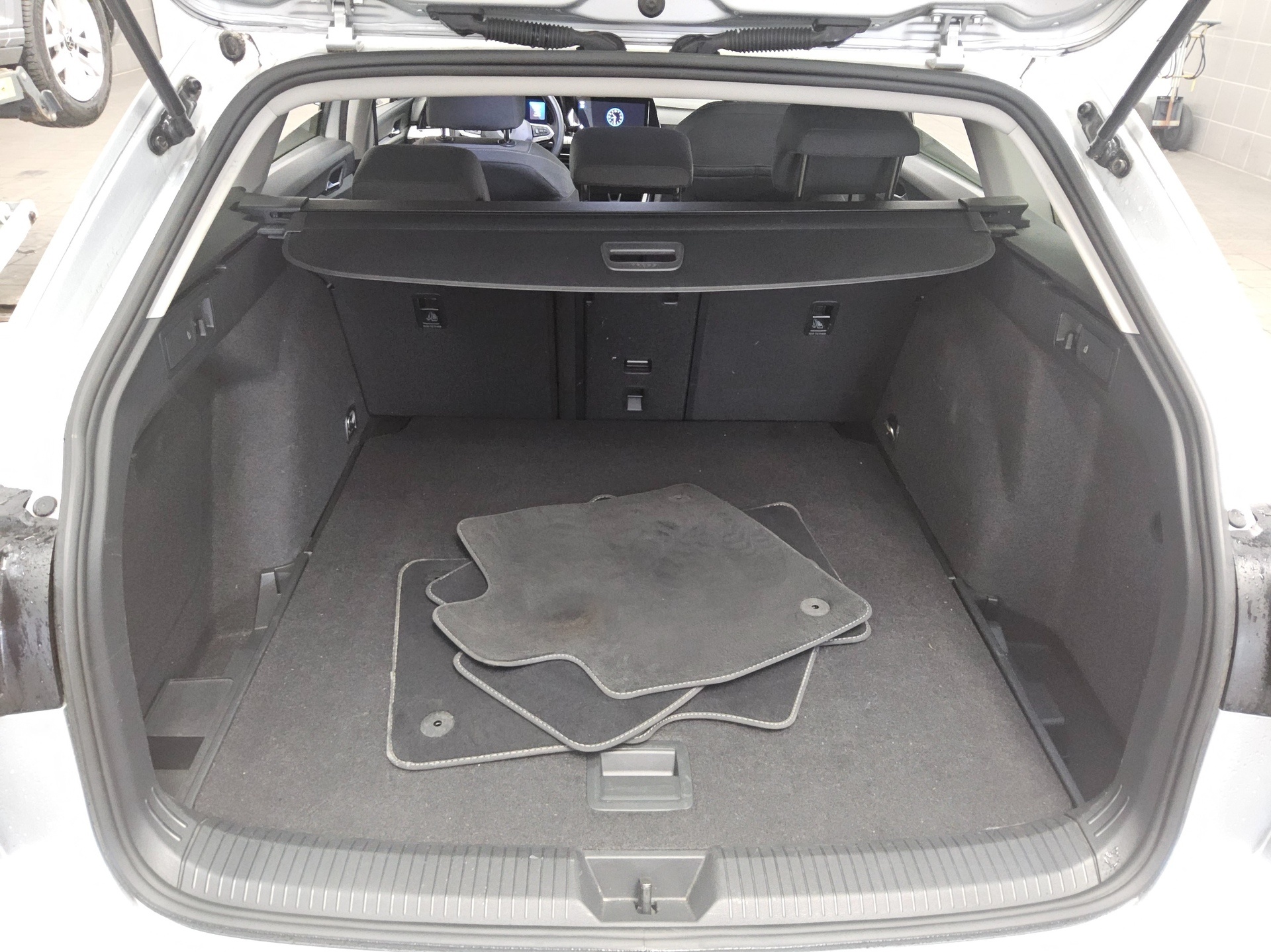 Volkswagen Golf-8 Var. 2.0 TDI Life Navi LED RfK ACC Shz 12