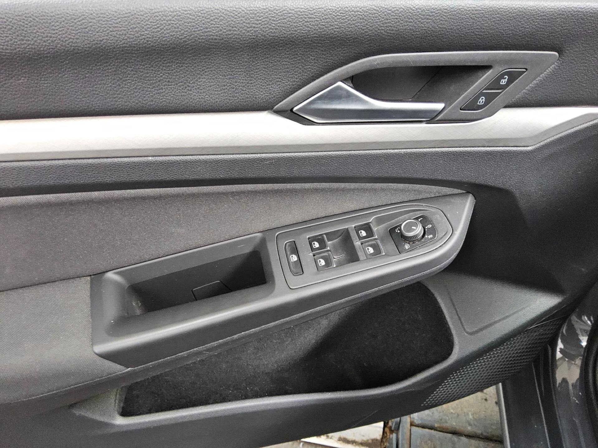 Volkswagen Golf-8 Var. 2.0 TDI Life Navi LED DC AHK ACC 10