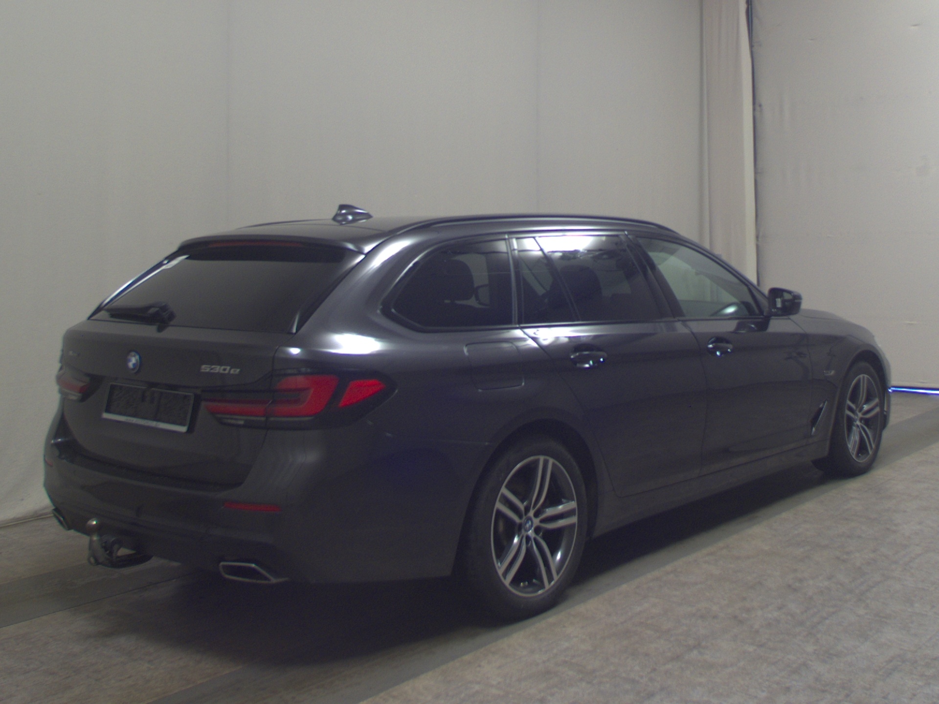 BMW 530e Touring xDr Navi LED Leder AHK RFK Shz PDC 4