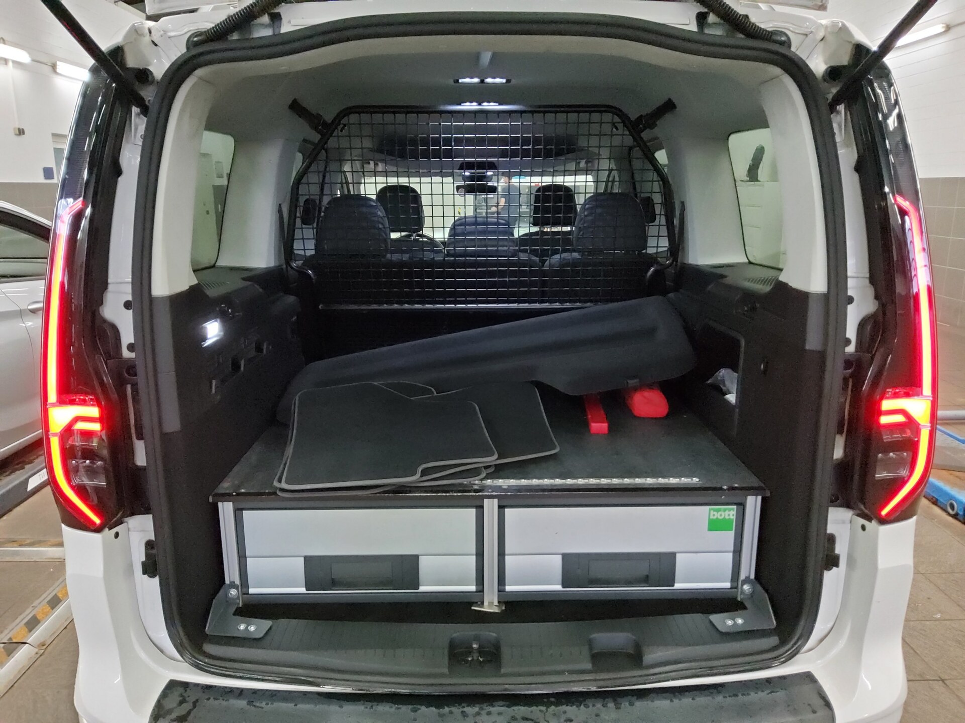Volkswagen Caddy Maxi 2.0 TDI Navi DC LED 12