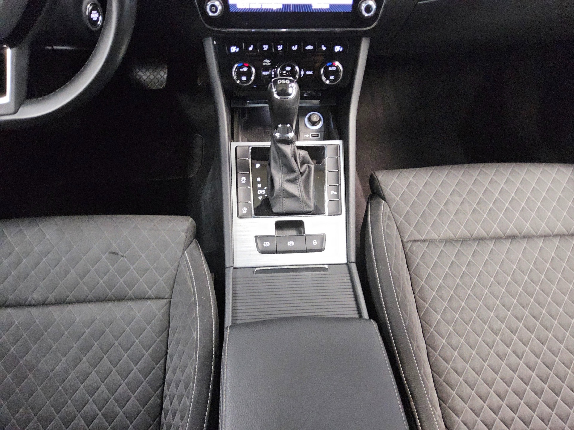 Skoda Superb Kombi 2.0 TDI Ambition Navi LED ACC Shz 6