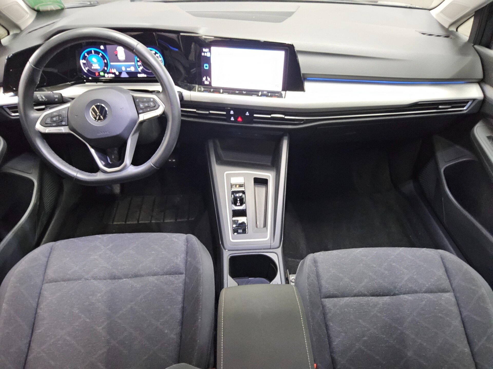 Volkswagen Golf-8 Var. 2.0 TDI Life Navi LED DC ACC PDC Shz 5