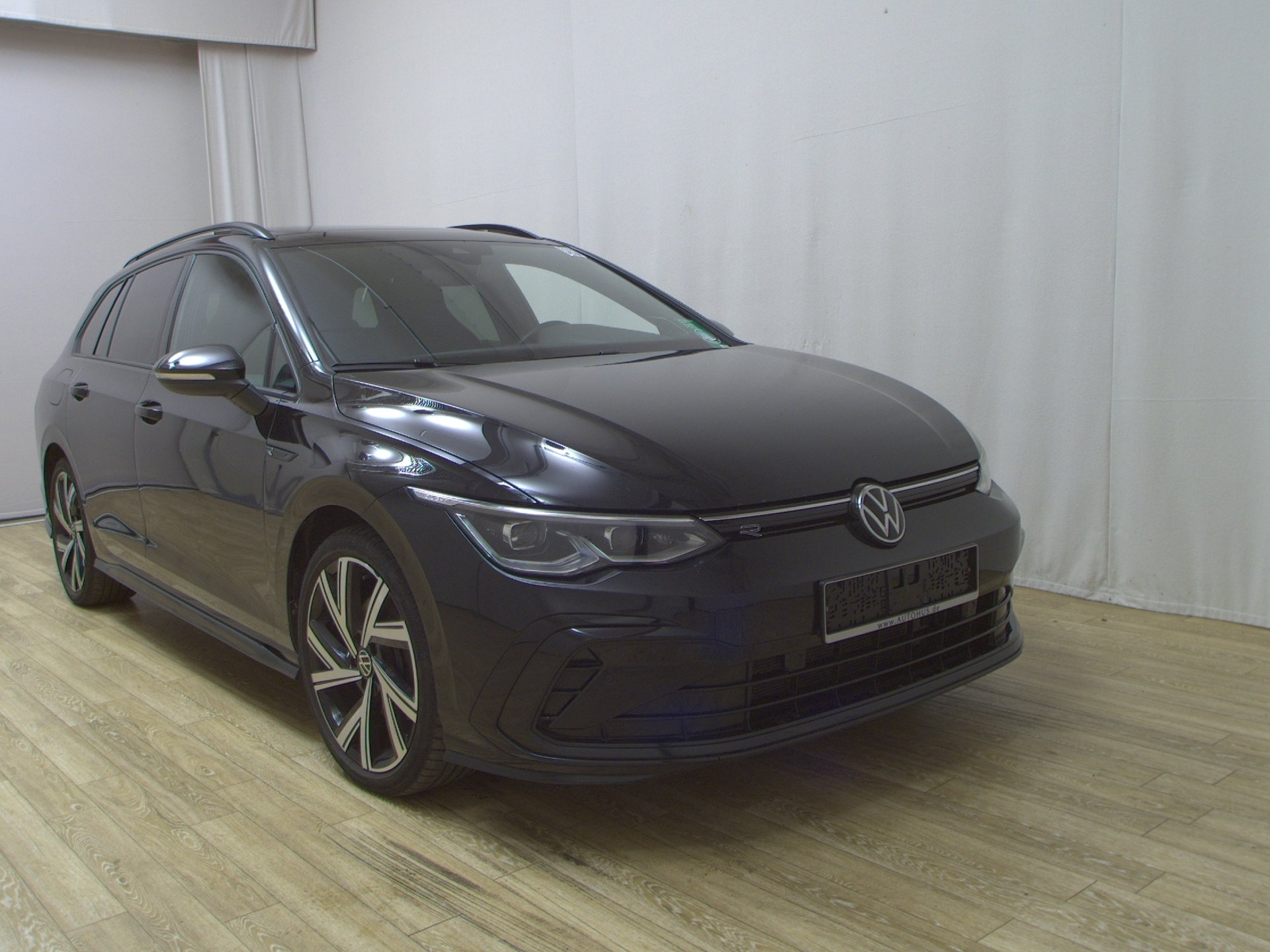 Volkswagen Golf-8 Var. 2.0 TDI R-Line Pano IQ.Light AID H-K 3