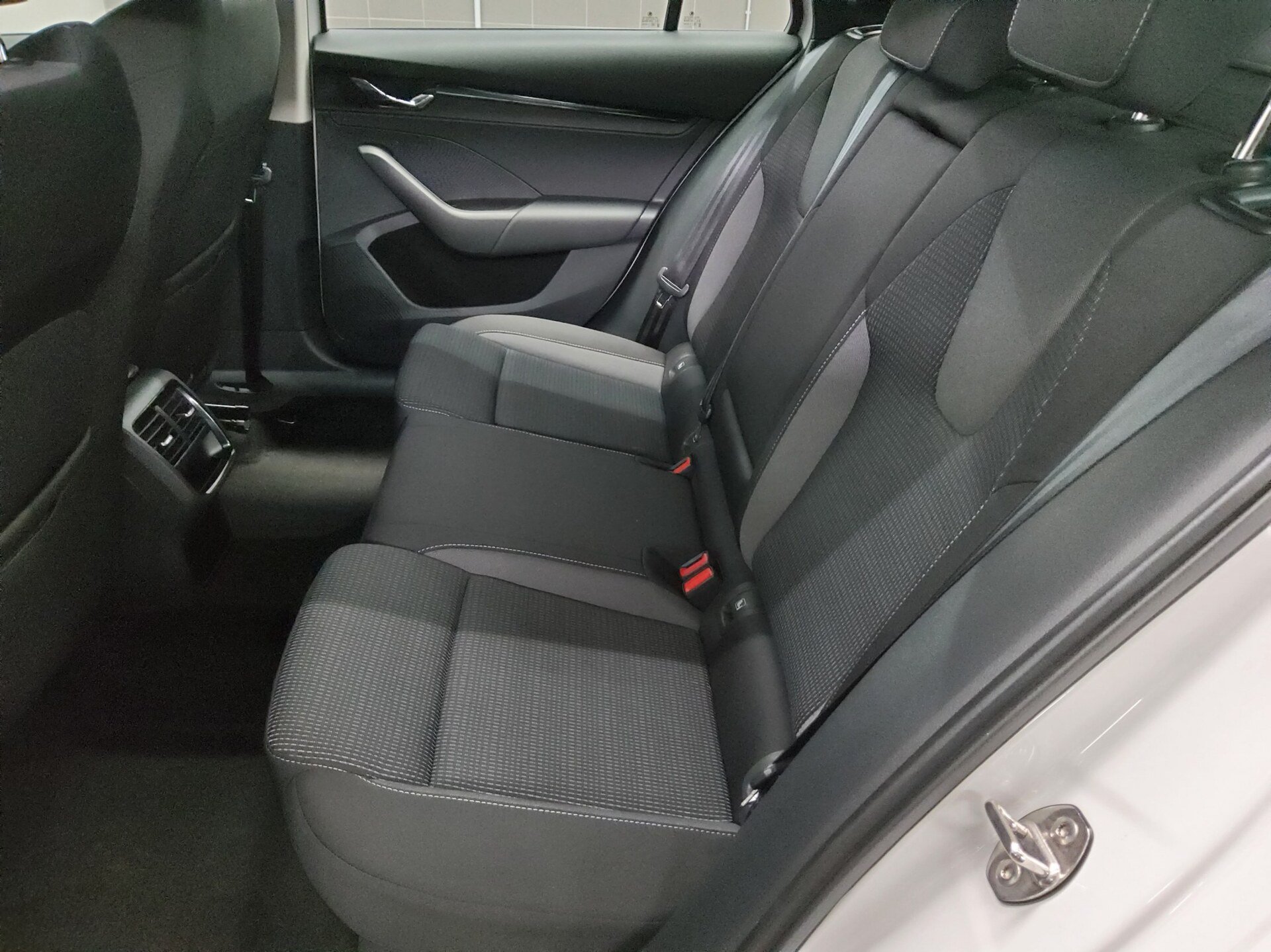 Skoda Octavia Kombi 2.0 TDI Ambition Navi LED VC RFK ACC 13