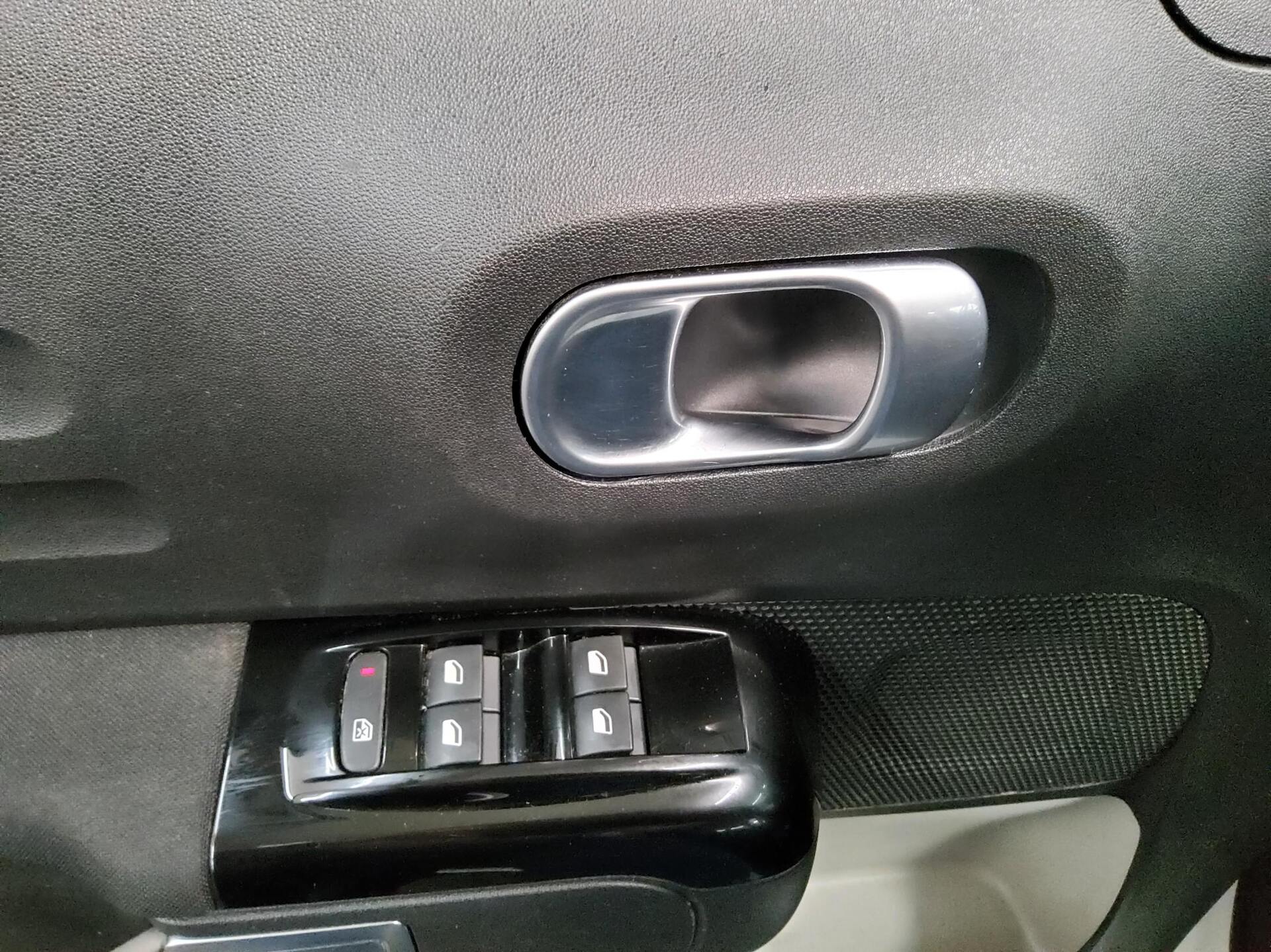 Citroën C3 1.2 PureTech Shine SHZ LED DAB 9