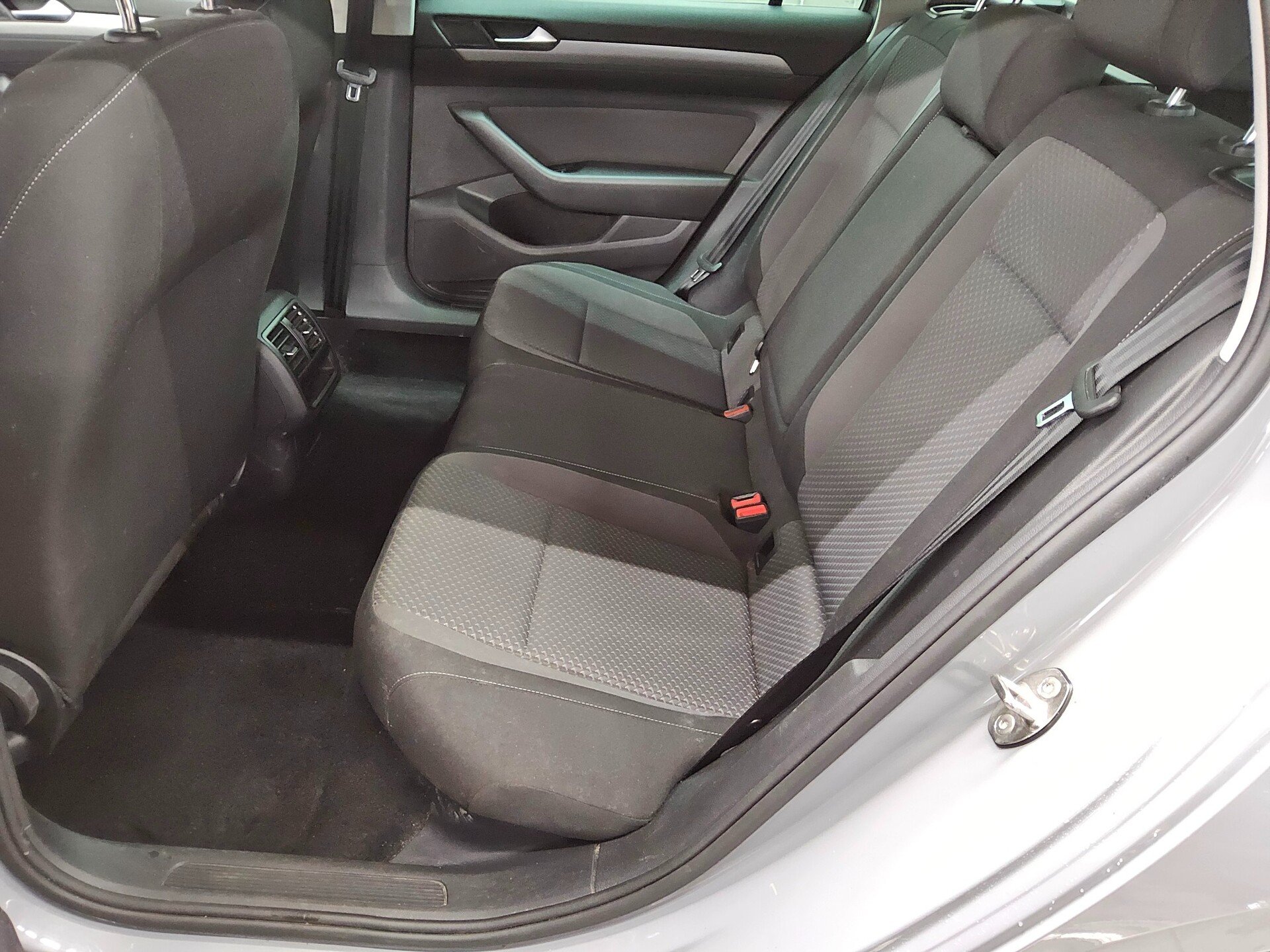 Volkswagen Passat Var. 2.0 TDI Navi LED RfK AHK PDC Shz BT 13