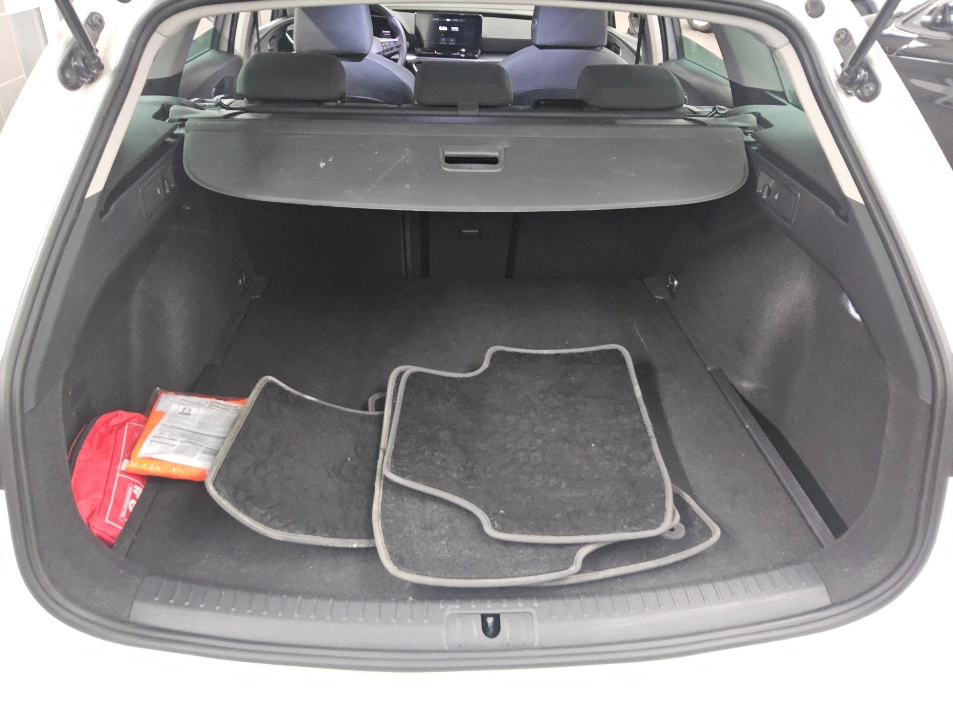 Seat Leon Sportstourer 2.0 TDI Style Navi LED Virtual PDC 12