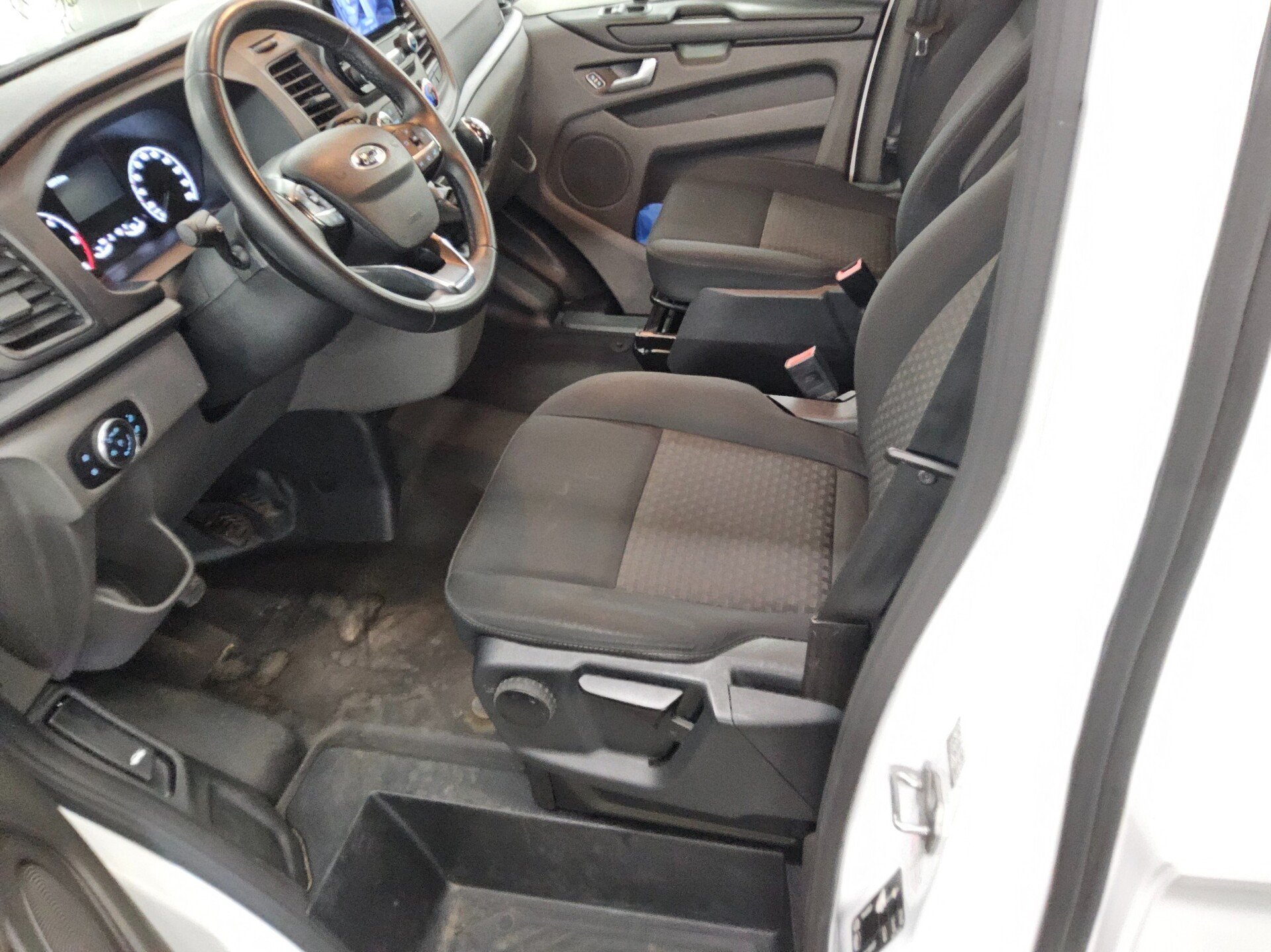 Ford Transit Custom 2.0 EB Trend L1 8-Sitzer Navi PDC 8