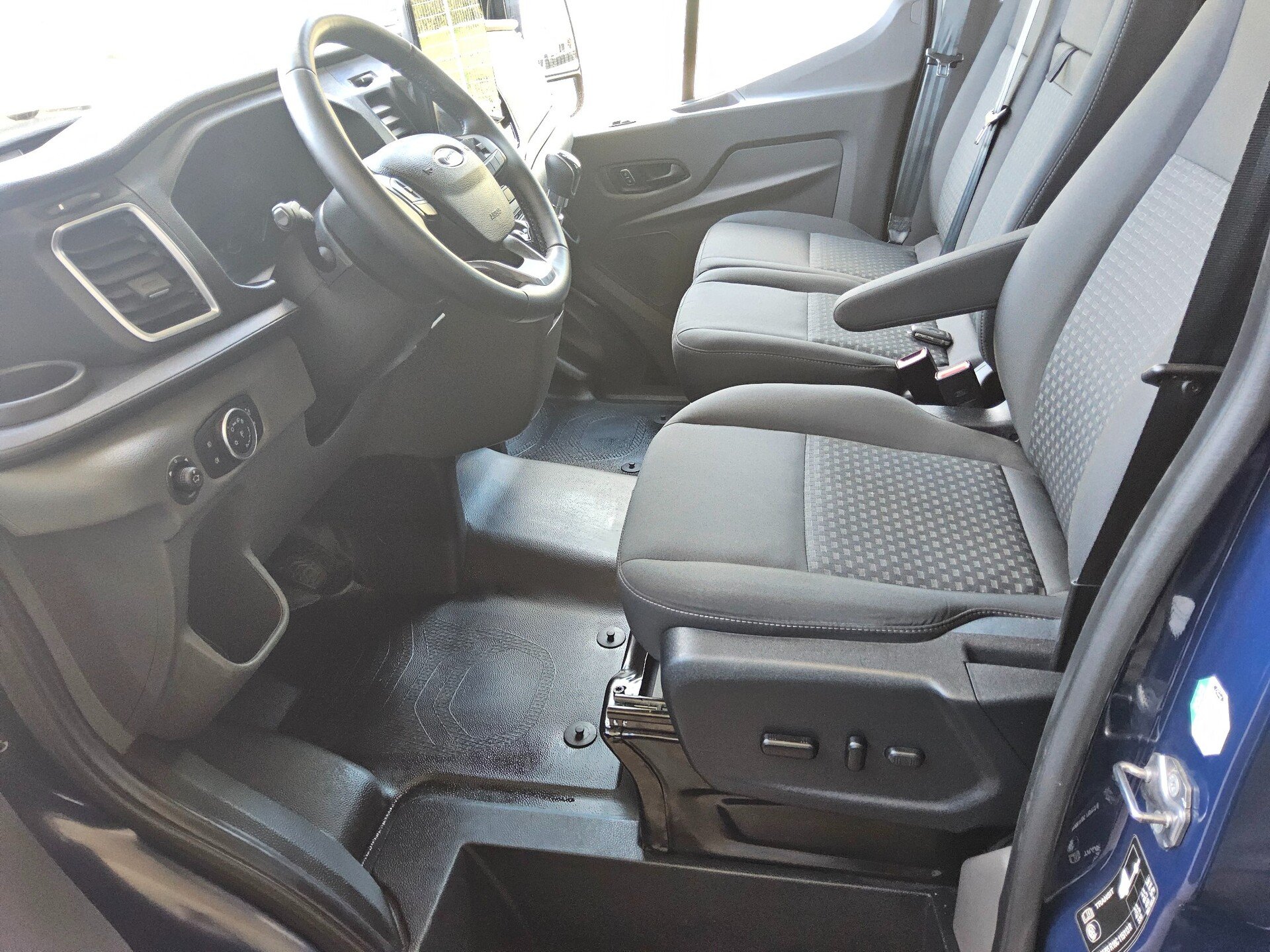 Ford Transit 2.0 TDCi Trend L3H2 9-Sitze Navi DAB 8