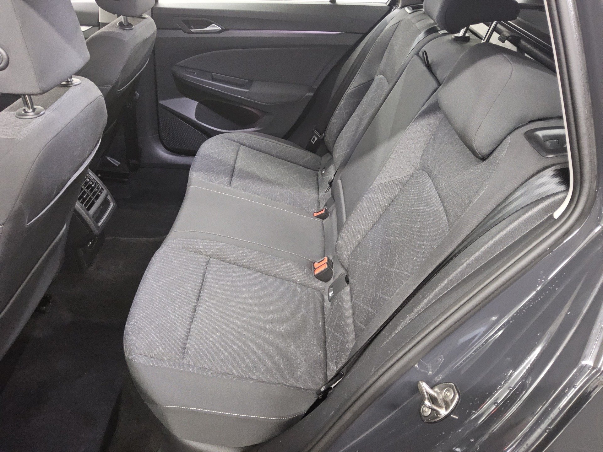 Volkswagen Golf-8 Var. 1.0 eTSI Life Navi LED DC ACC SHZ 13