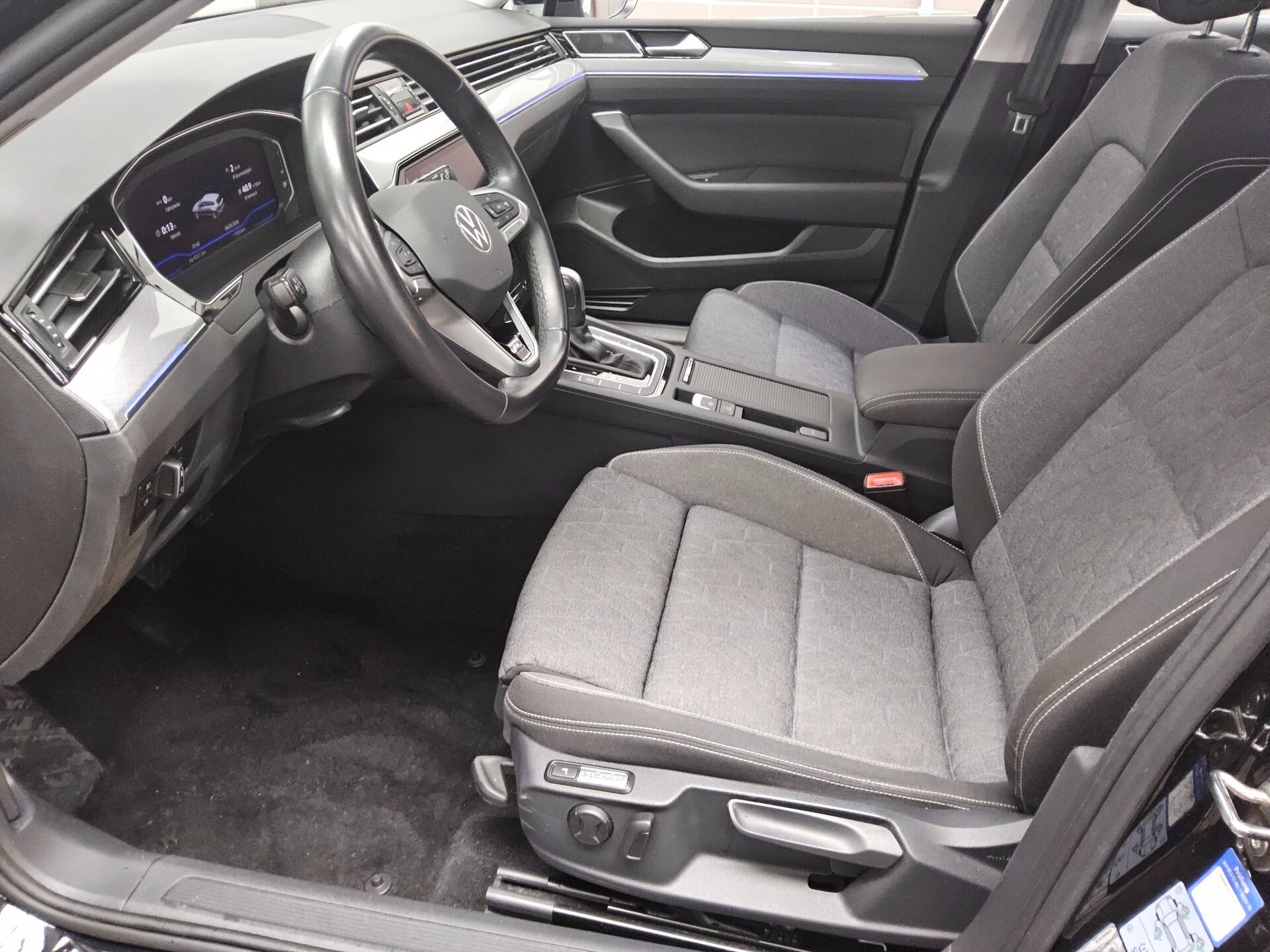 Volkswagen Passat Var. 2.0 TDI R-Line Navi LED AID RFK 9