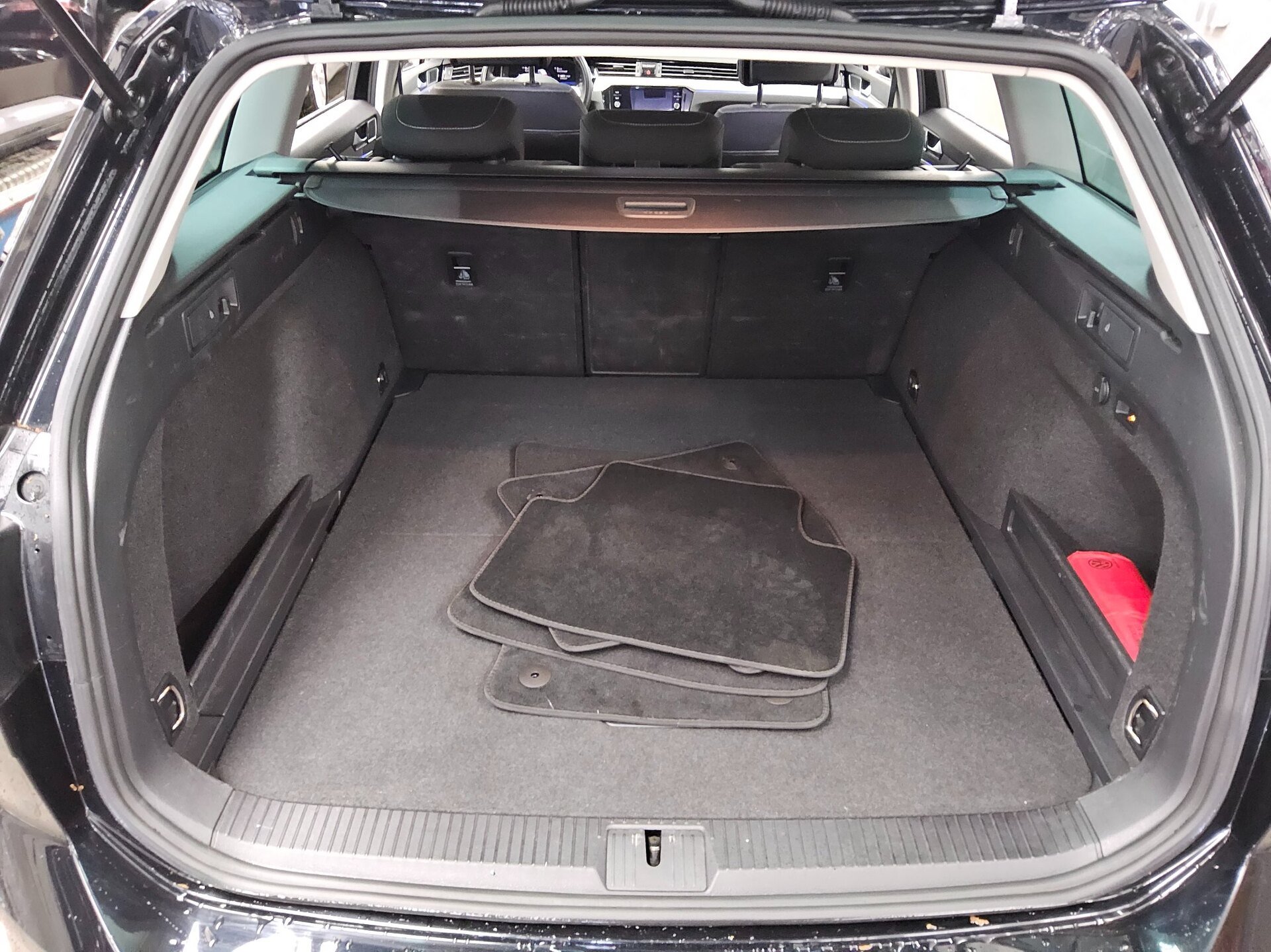 Volkswagen Passat Var. 2.0 TDI R-Line Navi LED AID RFK 13