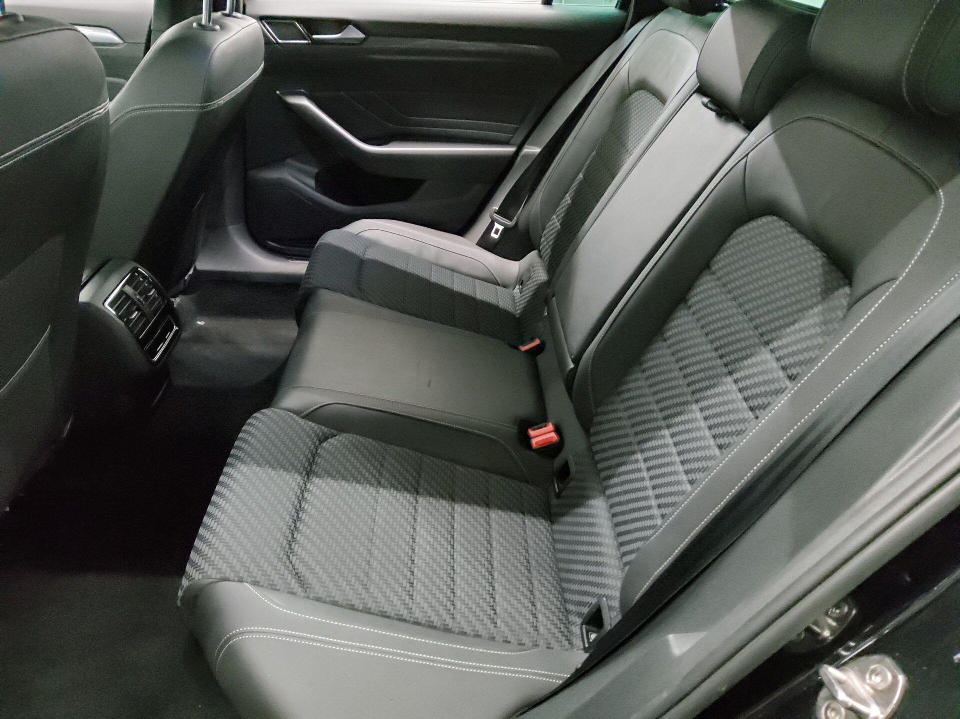 Volkswagen Passat Var. 2.0 TDI R-Line T-Leder Navi LED AHK 13