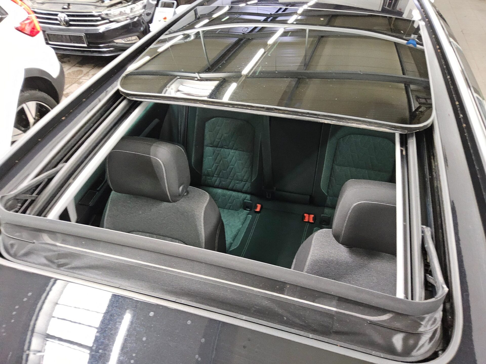 Volkswagen Passat Var. 2.0 TDI 4M Business Navi LED Pano 12