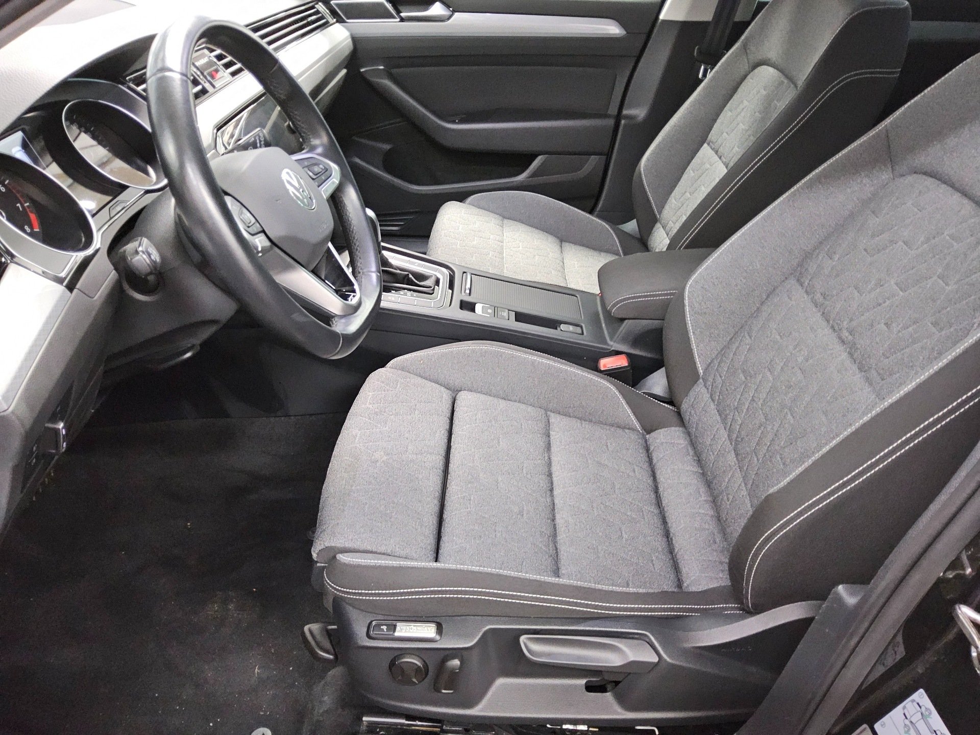 Volkswagen Passat Var. 1.5 TSI Business Navi LED RfK PDC BT 8