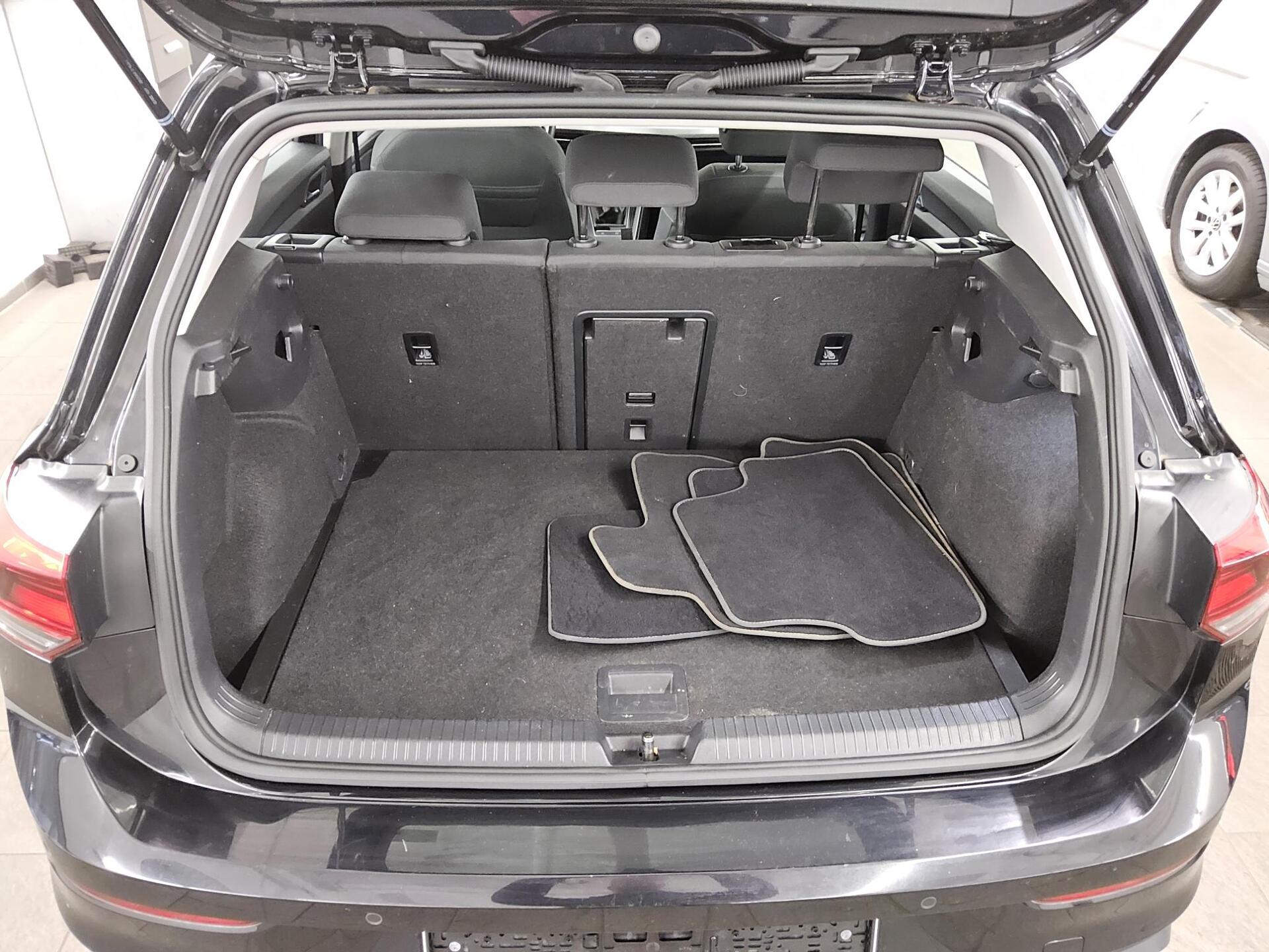 Volkswagen Golf-8 2.0 TDI Life Navi LED+ DC ACC PDC Shz BT 12