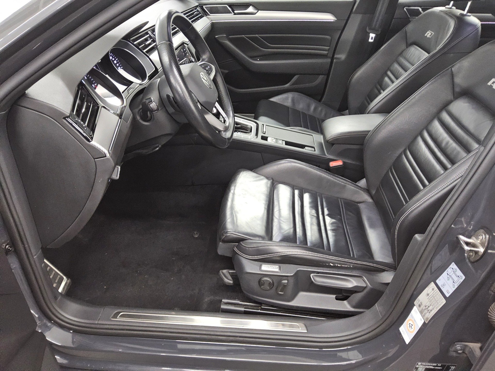 Volkswagen Passat Var. 2.0 TDI R-Line Leder Navi Matrix AHK 8