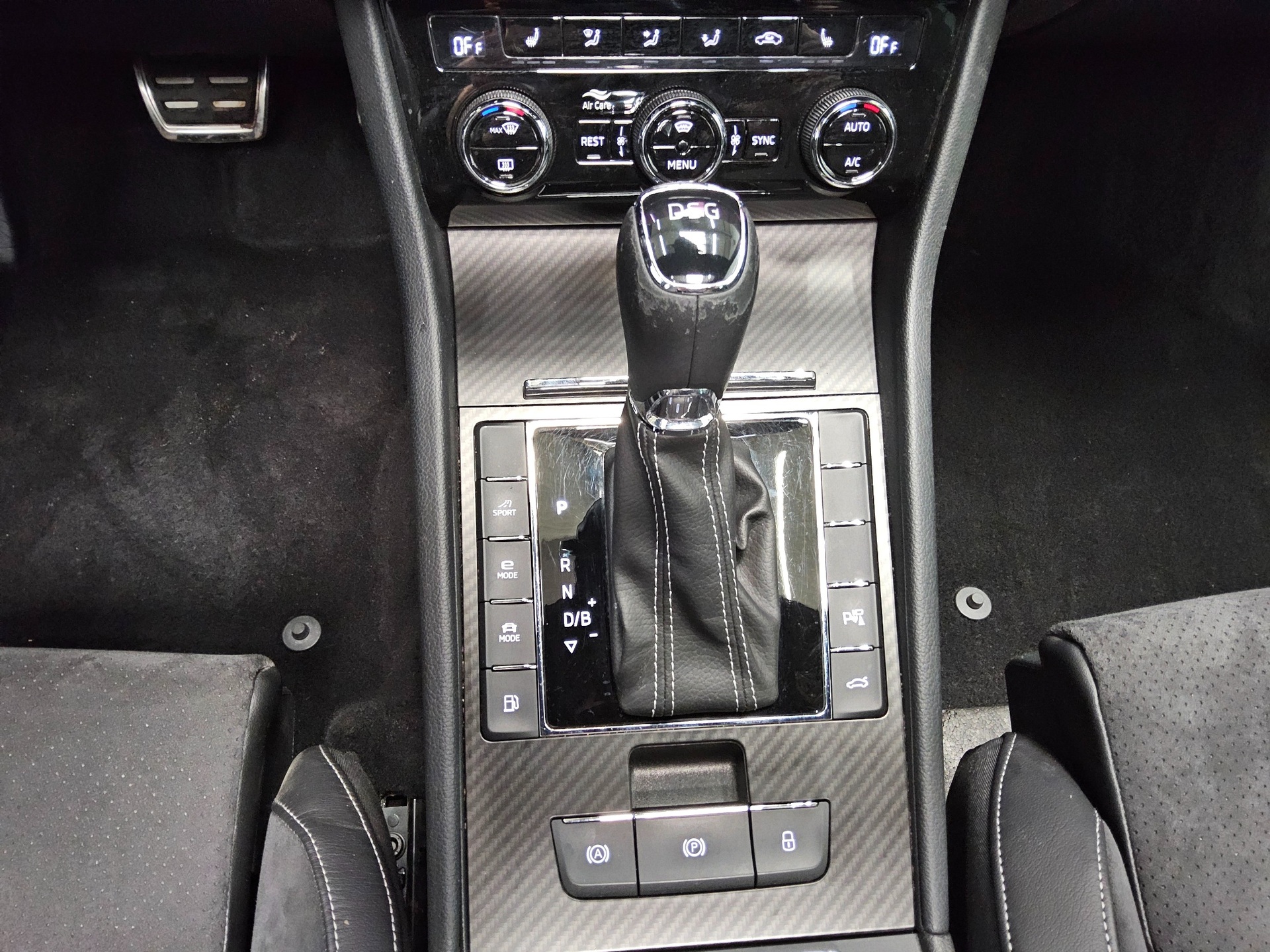Skoda Superb Kombi 1.4 TSI iV SportLine Nav vc LED AHK 6