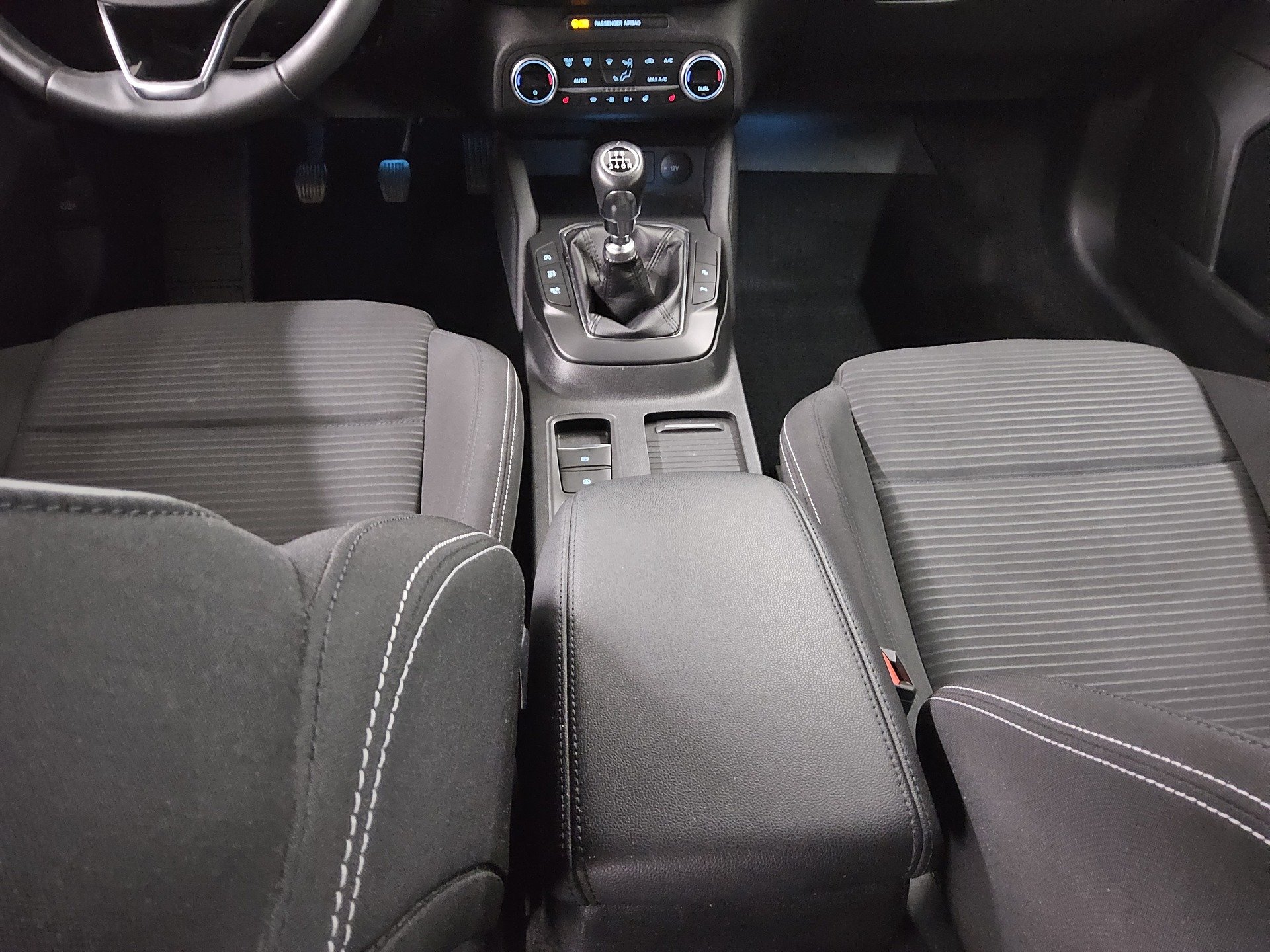Ford Focus Turnier 1.0 EB Titanium Navi LED RFK Shz 6