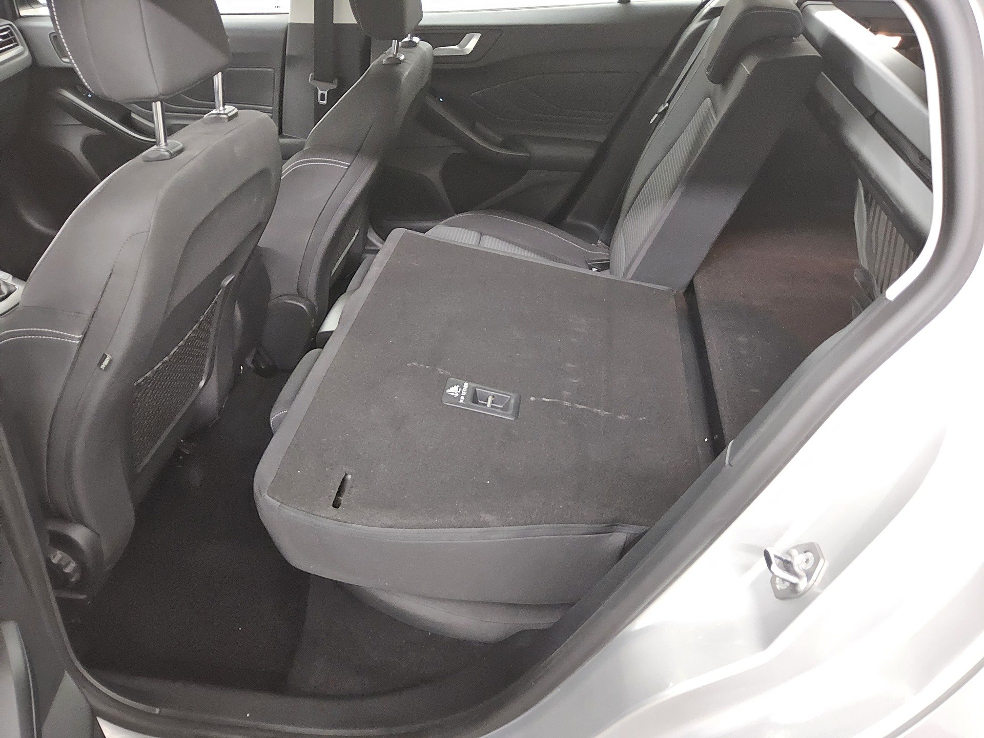 Ford Focus Turnier 1.0 EB Titanium Navi LED RFK Shz 12