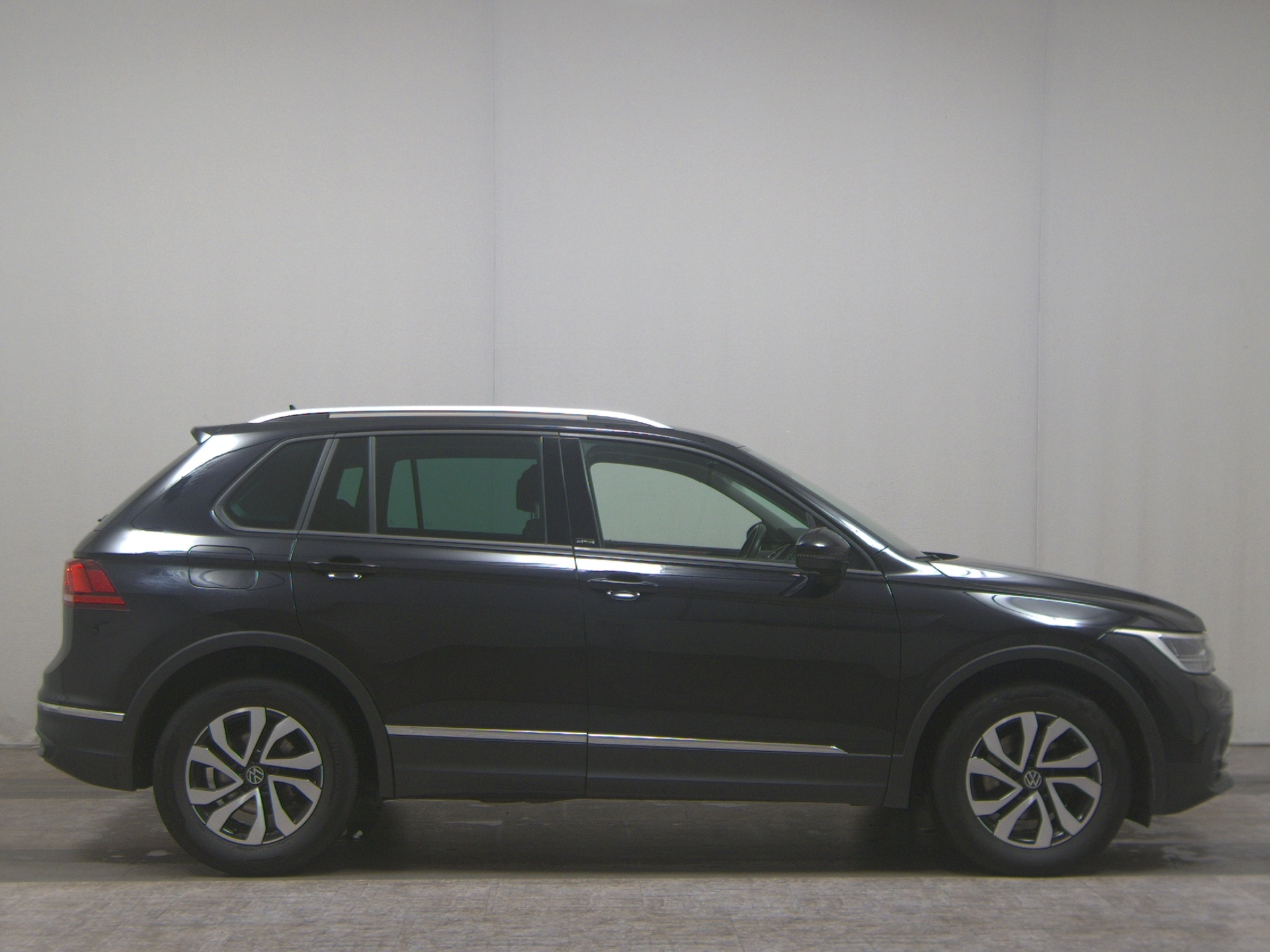 Volkswagen Tiguan 2.0 TDI Active Navi LED RfK ACC PDC Shz
