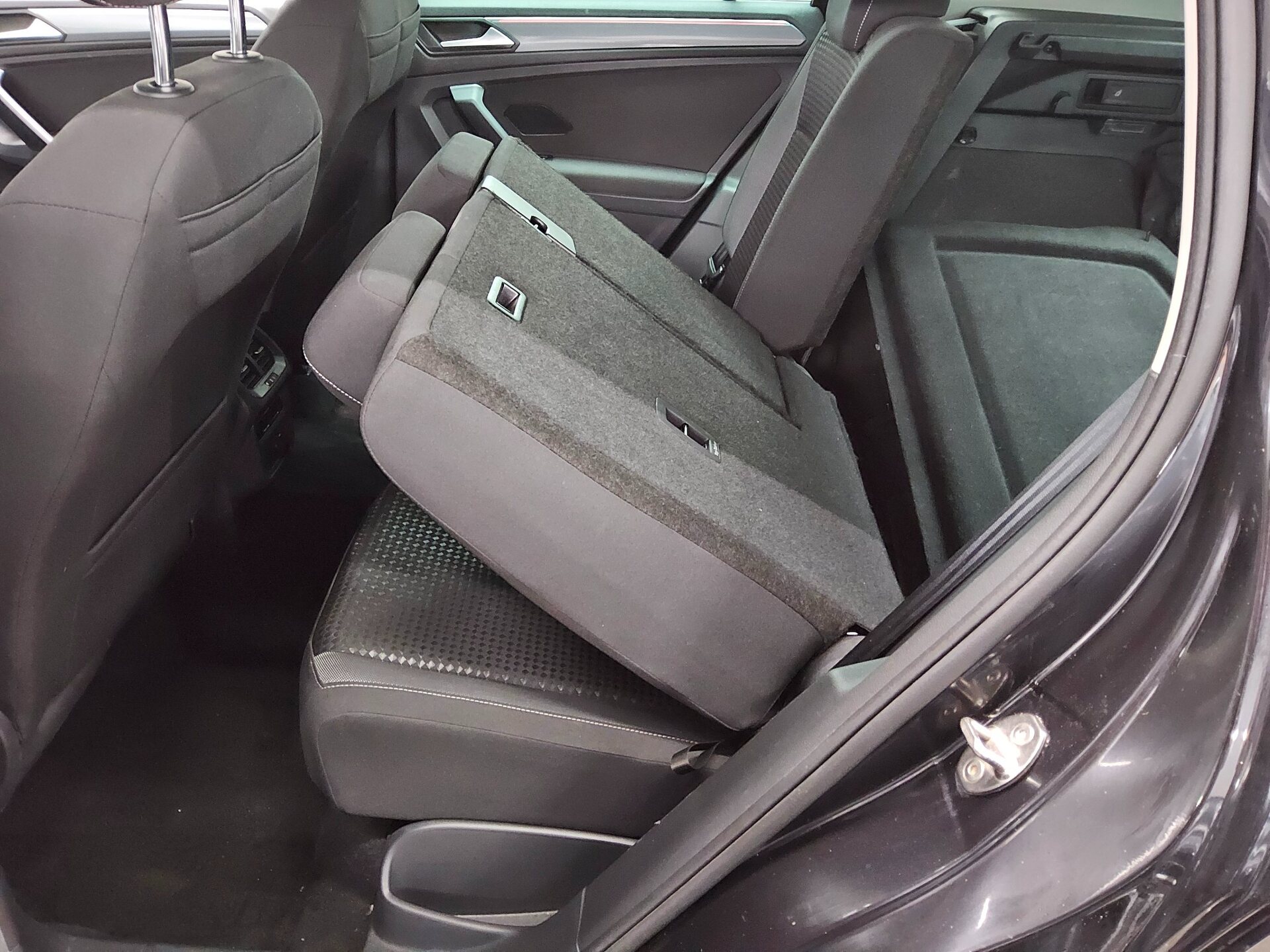 Volkswagen Tiguan 2.0 TDI Active Navi LED RfK ACC PDC Shz 12