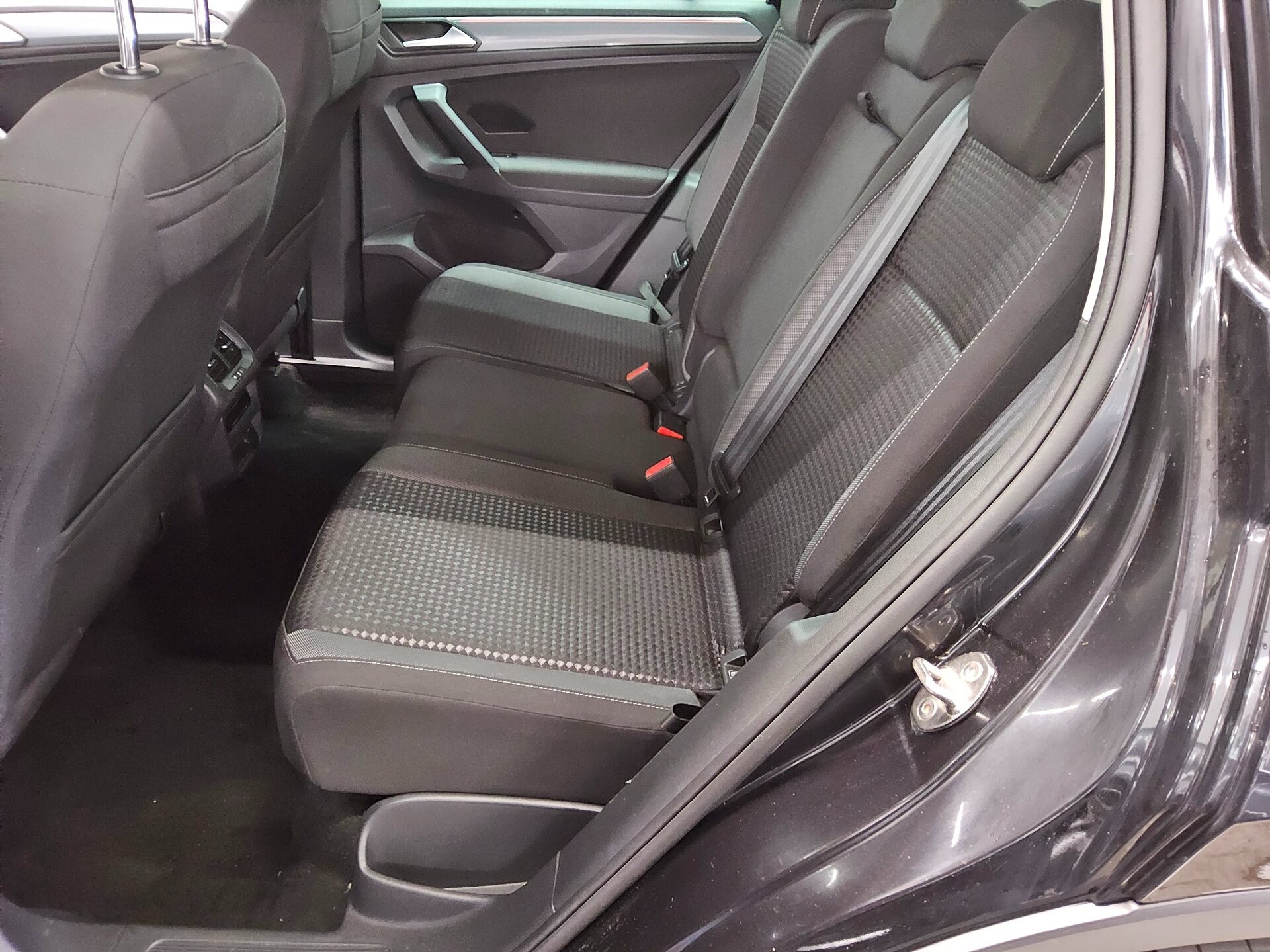 Volkswagen Tiguan 2.0 TDI Active Navi LED RfK ACC PDC Shz 13