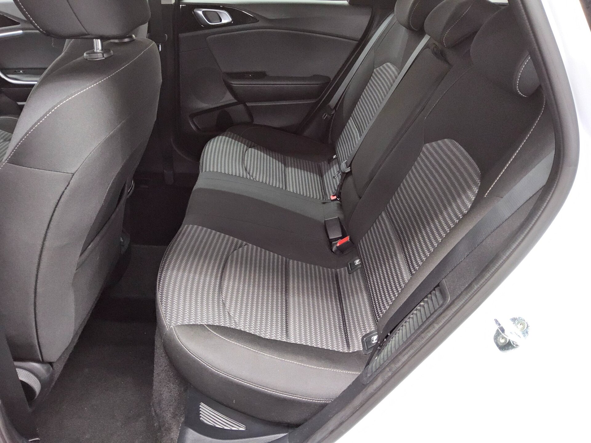 Kia cee'd 1.6 T-GDI PHEV Vision LED Shz PDC RfK 13