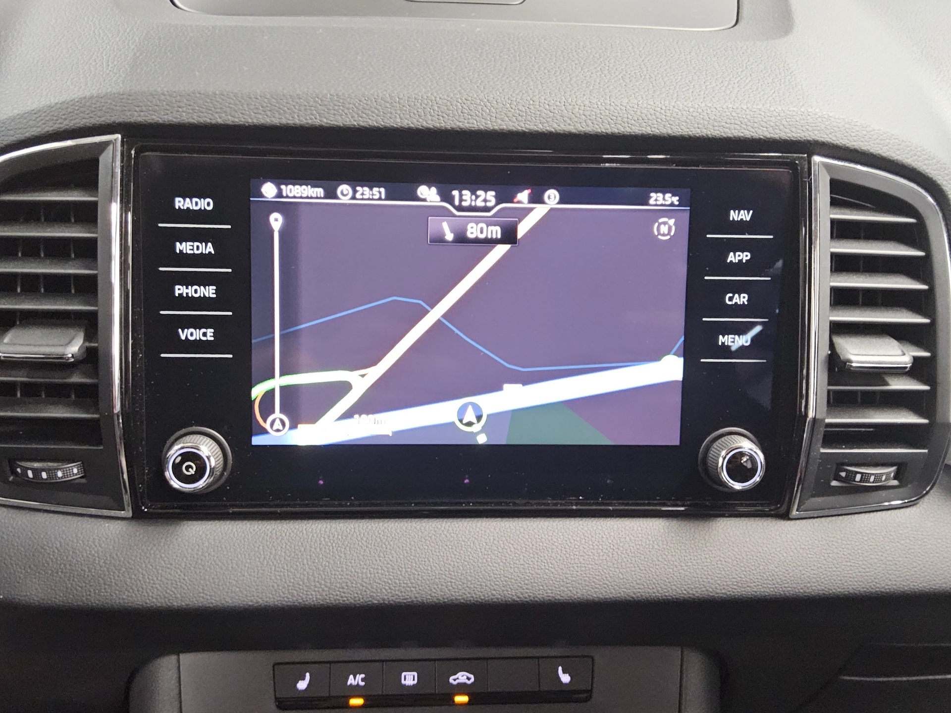 Skoda Karoq 2.0 TDI Ambition Navi LED Pano ACC PDC Shz 7