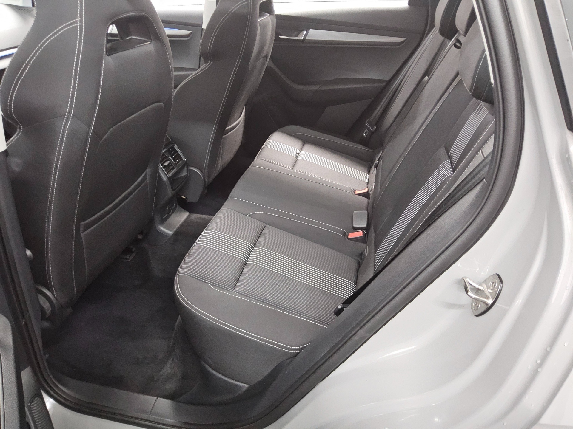 Skoda Karoq 2.0 TDI Ambition Navi LED Pano ACC PDC Shz 12