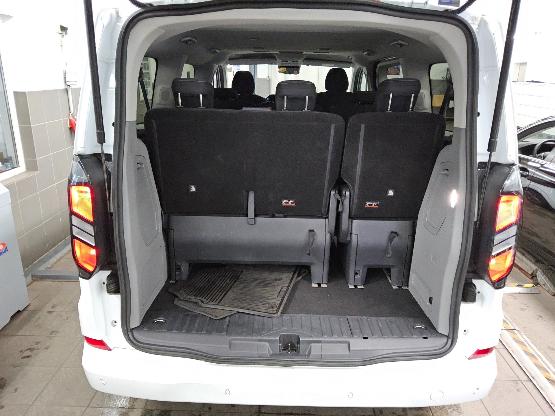 Ford Tourneo Custom 2.0 EB Titanium 8-Sitzer Navi LED 12