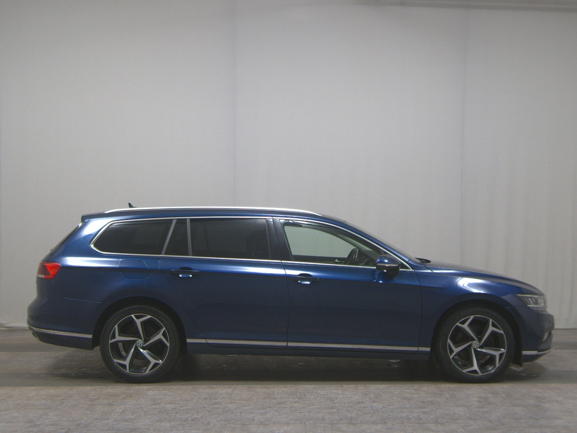 Volkswagen Passat Var. 2.0 TDI Elegance Navi LED AHK RfK