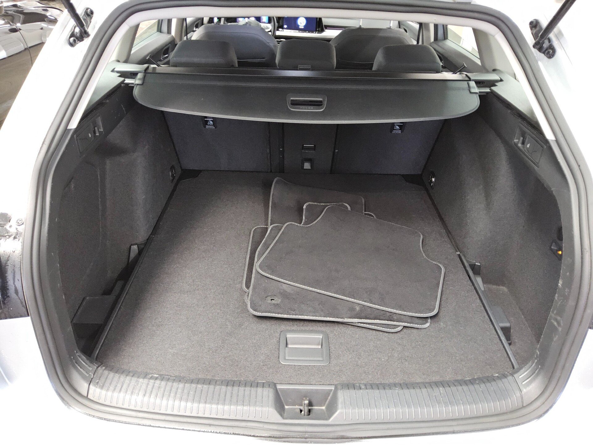 Volkswagen Golf-8 Var. 2.0 TDI Life Navi LED ACC HuD AHK 12