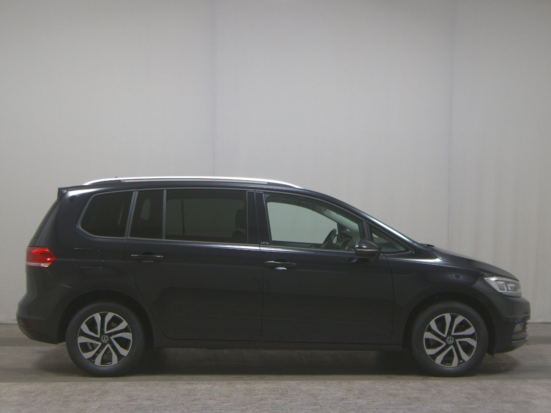 Volkswagen Touran 2.0 TDI Active 7-Sitze Navi AID LED AHK