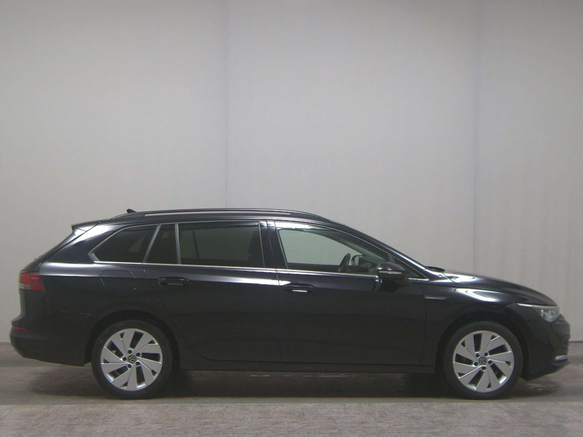 Volkswagen Golf-8 Var. 2.0 TDI Style Navi LED+ DC AHK PDC