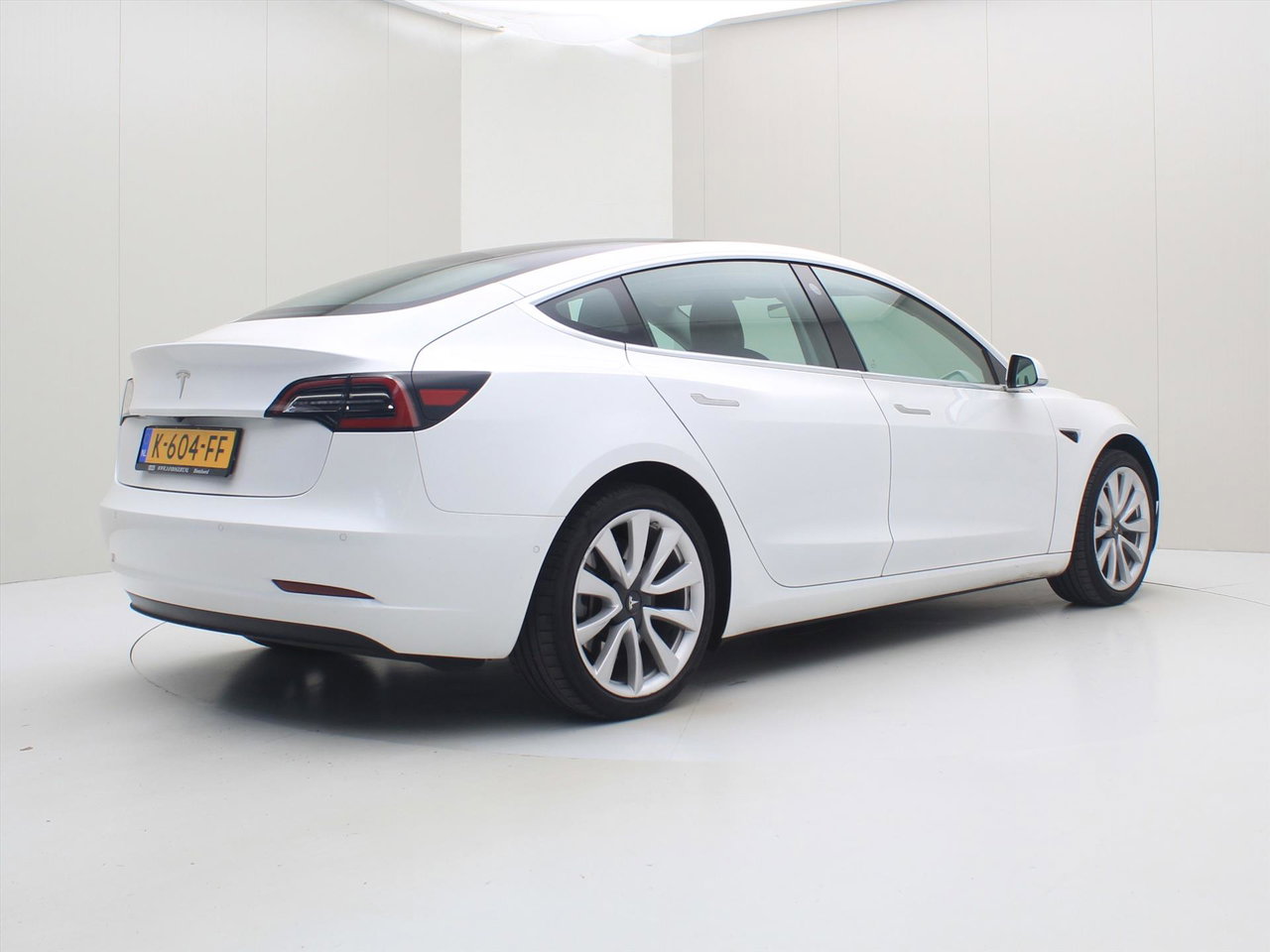 Tesla Model 3 Standard RWD Plus [ LFP-ACCU+AUTOPILOT+19 INCH+PREMIUM AUDIO ] 2