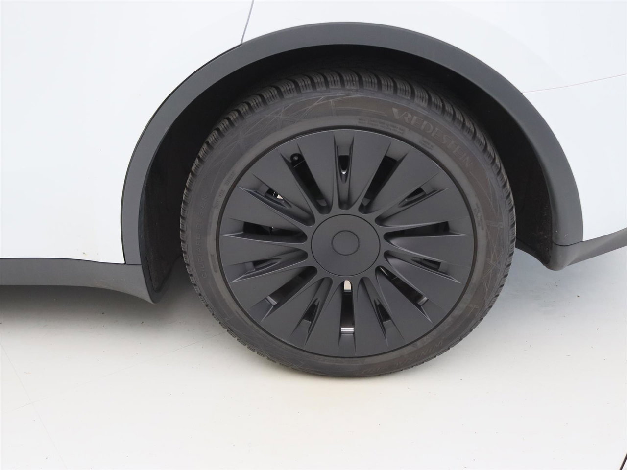 Tesla Model Y Standard RWD Plus 351pk AMD RYZEN [ LFP ACCU+FSD+19 INCH+PREMIUM AUDIO ] 17
