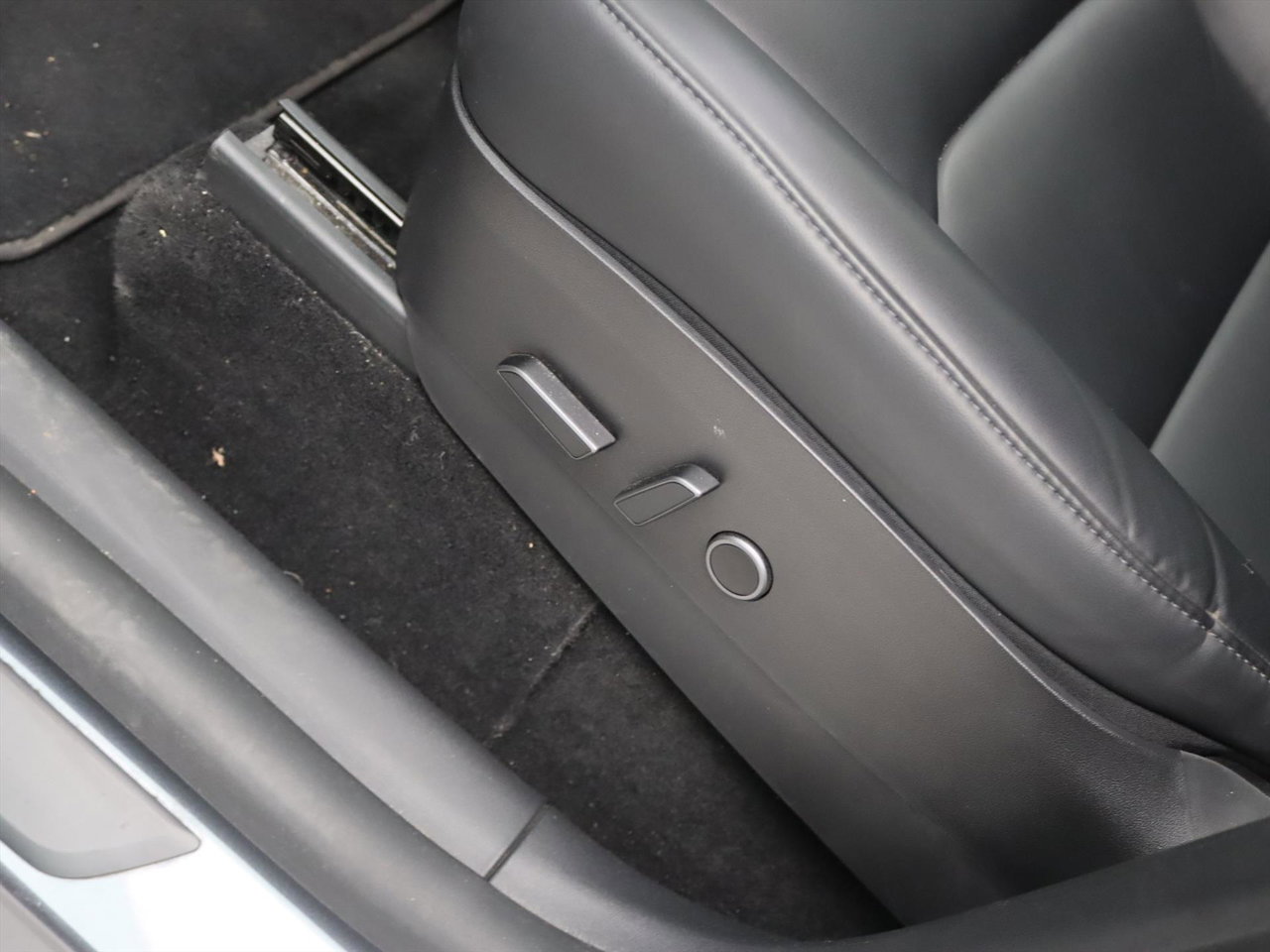 Tesla Model Y Long Range AWD 75kWh 351pk AMD RYZEN [ AUTOPILOT+19 INCH+PREMIUM AUDIO ] 18