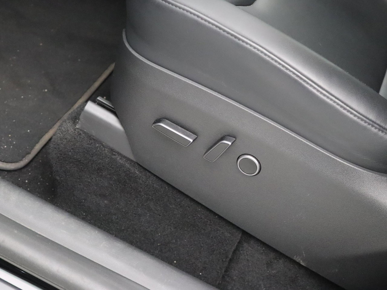 Tesla Model Y Long Range AWD 75kWh 351pk 93.2% SoH AMD RYZEN [ AUTOPILOT+19 INCH+PREMIUM AUDIO ] 25