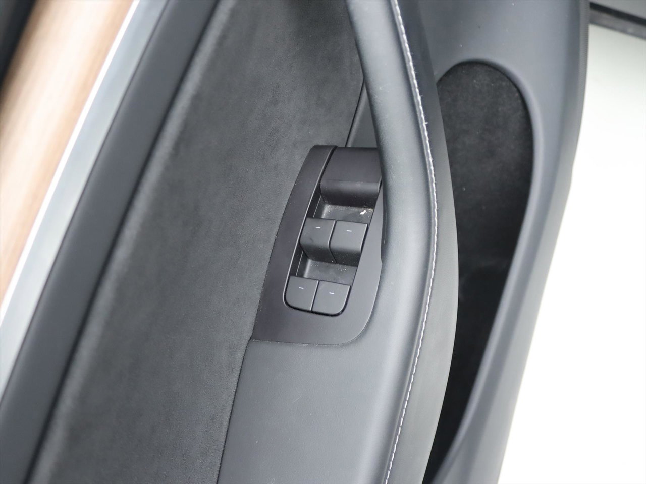 Tesla Model Y Long Range AWD 75kWh 351pk 93.2% SoH AMD RYZEN [ AUTOPILOT+19 INCH+PREMIUM AUDIO ] 24