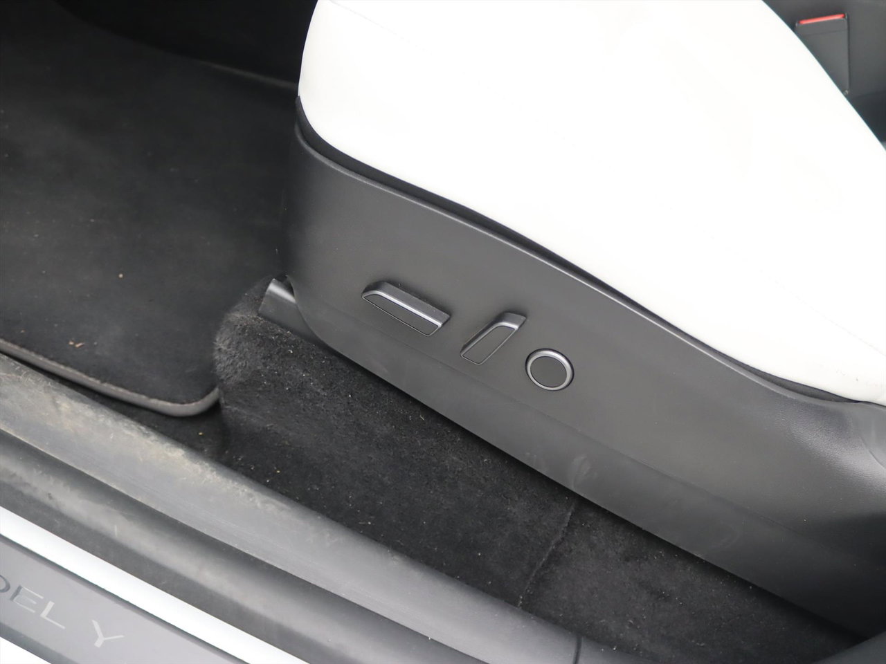 Tesla Model Y Long Range AWD 75kWh 351pk AMD RYZEN [ WIT LEDER+AUTOPILOT+20 INCH+PREMIUM AUDIO ] 24