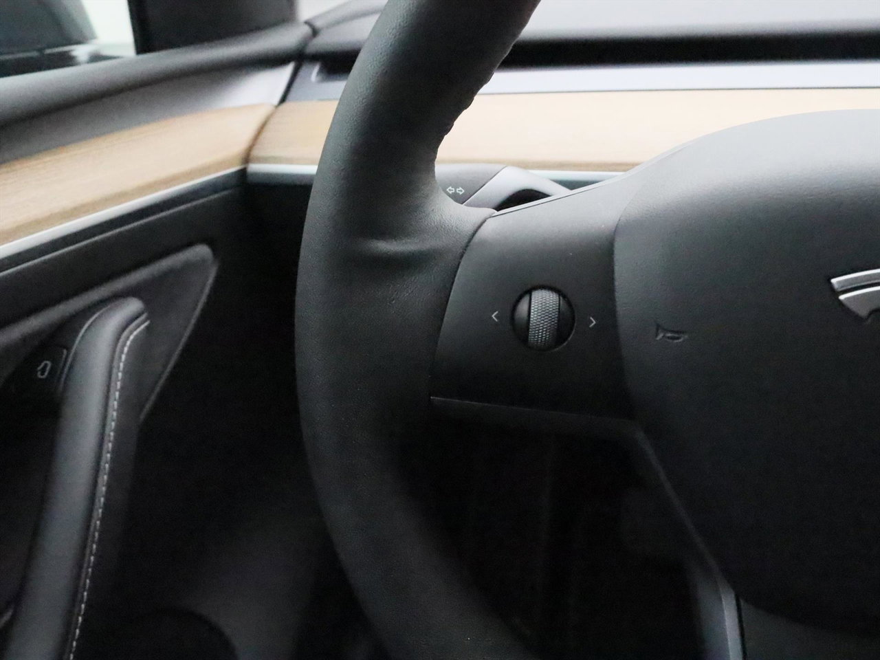 Tesla Model Y Long Range AWD 75kWh 351pk AMD RYZEN [ AUTOPILOT+19 INCH+PREMIUM AUDIO ] 29
