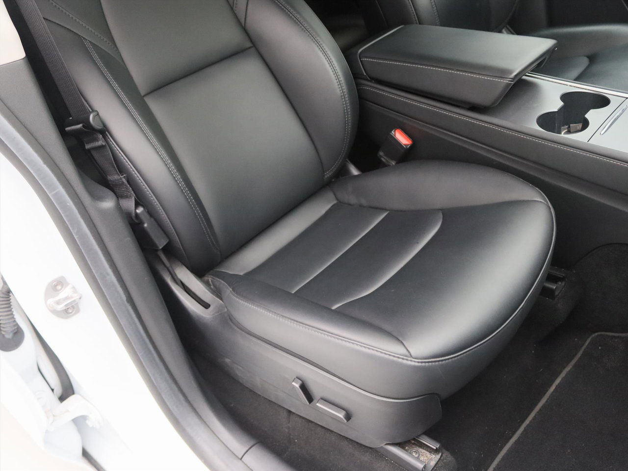 Tesla Model Y Standard RWD Plus 351pk 90,9% SoH [ TREKHAAK+LFP ACCU+AUTOPILOT+20 INCH+PREMIUM AUDIO ] 18