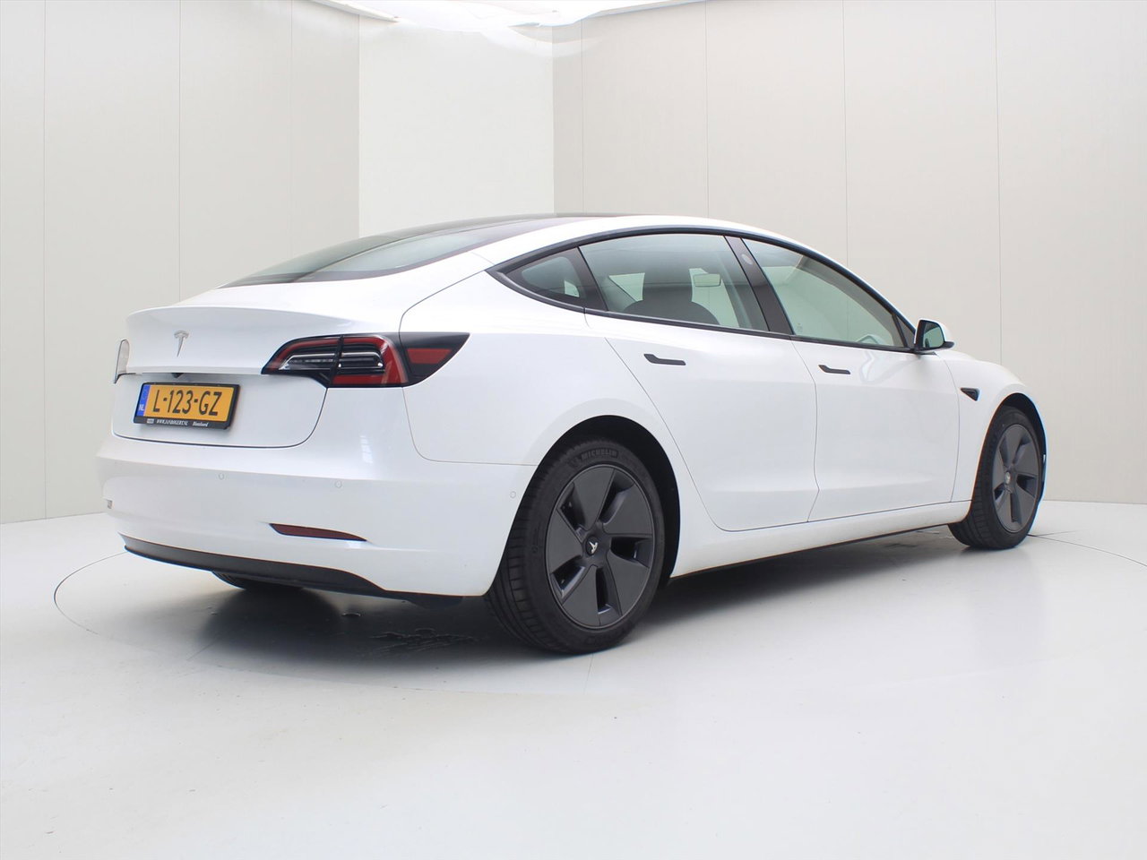 Tesla Model 3 Standard RWD Plus FACELIFT [ LFP-ACCU+WARMTEPOMP+AUTOPILOT+60 kWh+PREMIUM AUDIO ] 2