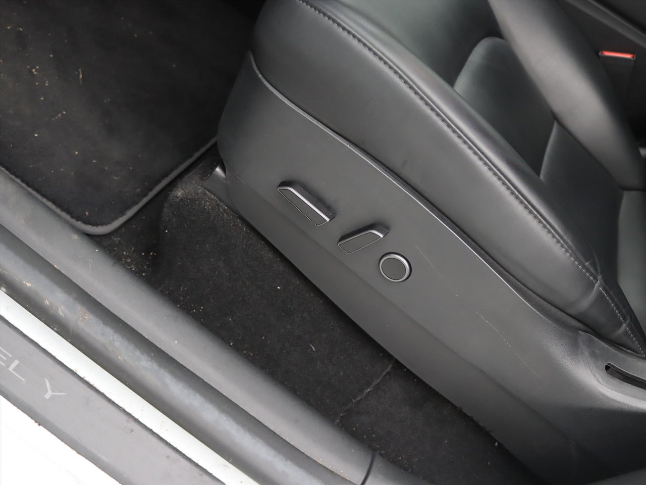 Tesla Model Y Standard RWD Plus 92.4% SoH [ TREKHAAK+LFP ACCU+AUTOPILOT+19 INCH+PREMIUM AUDIO ] 19